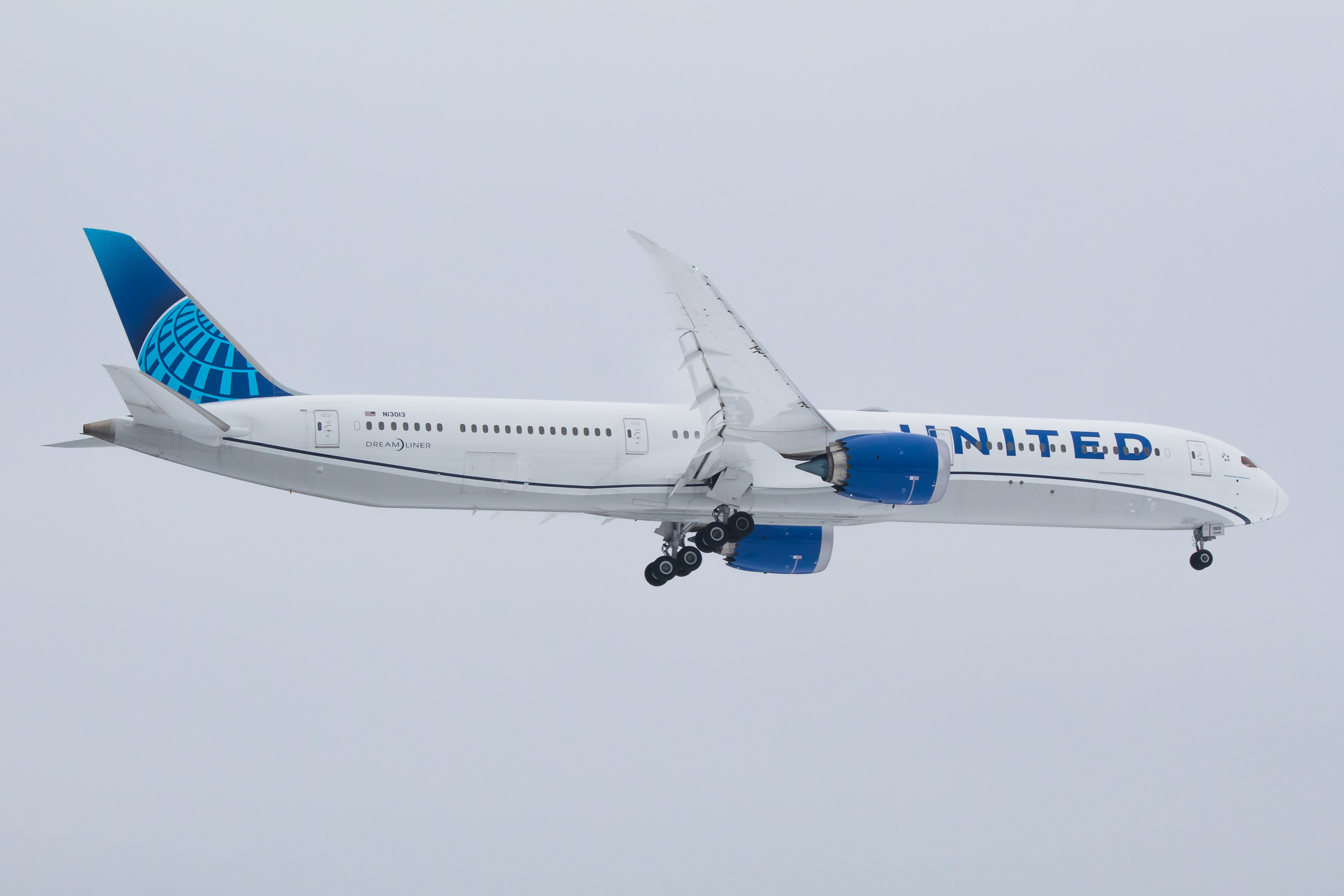 Full size: United Airlines Boeing 787-10 N13013 at Newark Liberty International Airport