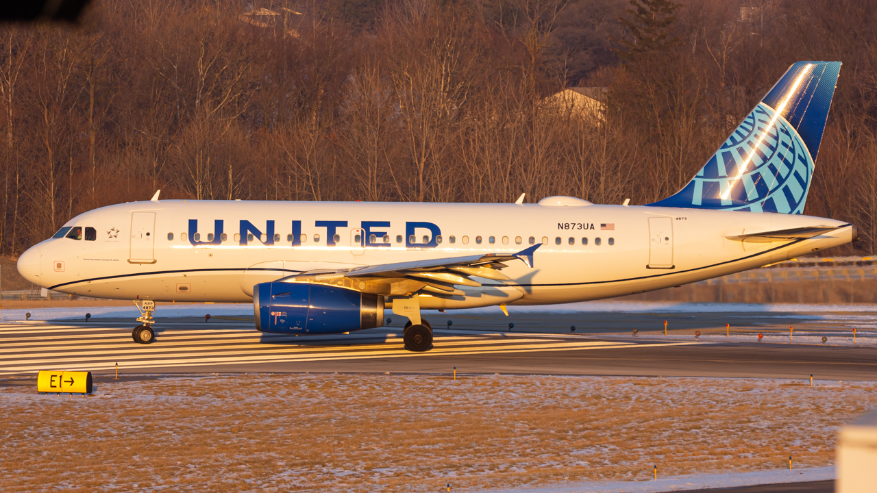 Full size: United Airlines Airbus A320 N873UA at John Glenn Columbus International Airport