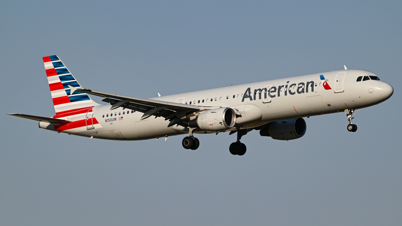 Full size: American Airlines Airbus A321-200 N150UW at Dallas-Fort Worth International Airport