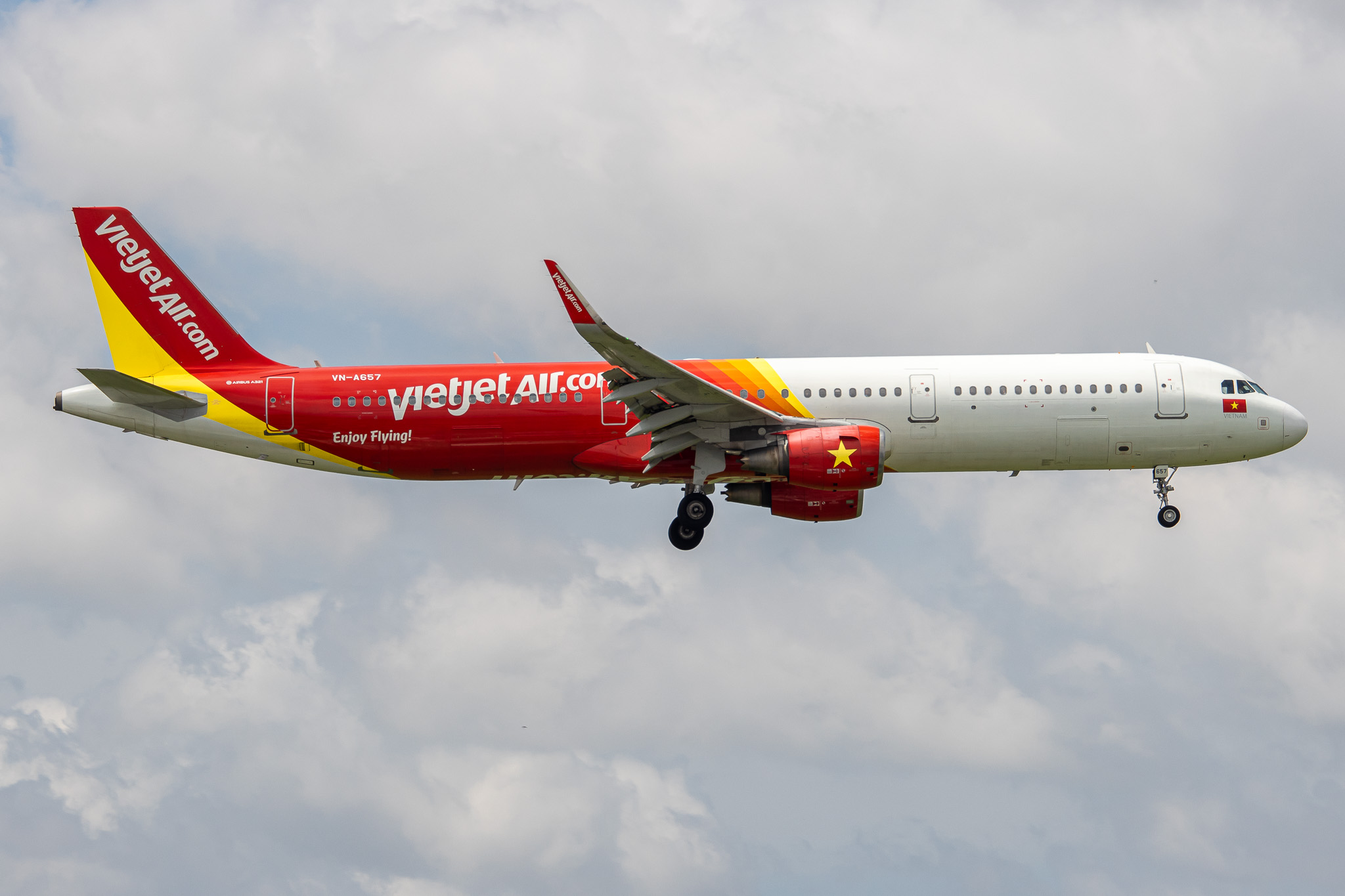 Full size: VietJet Air Airbus A321-200 VN-A657 at Tan Son Nhat International Airport