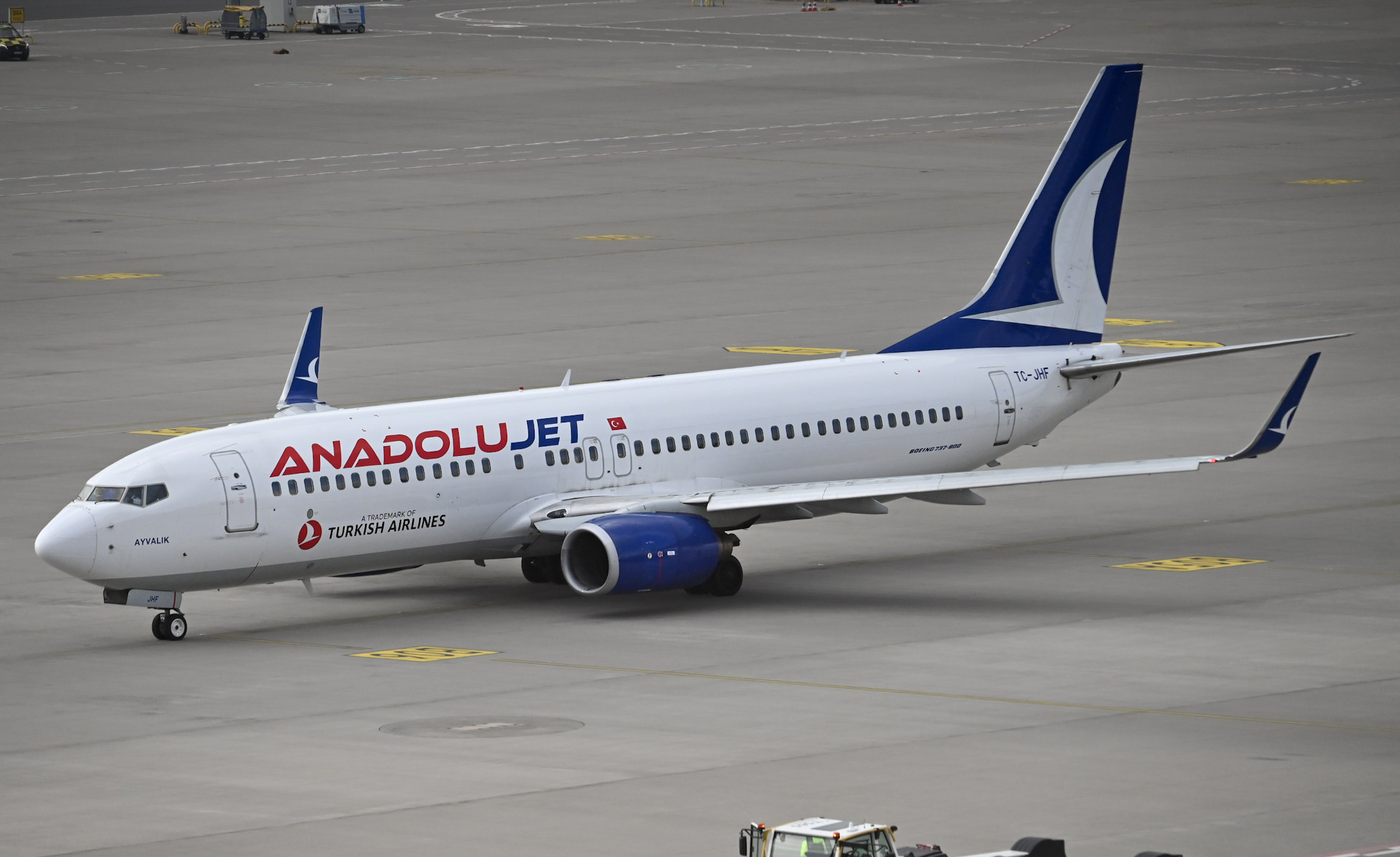 Full size: Anadolujet Boeing 737-800 TH-JHC at Berlin Brandenburg Airport