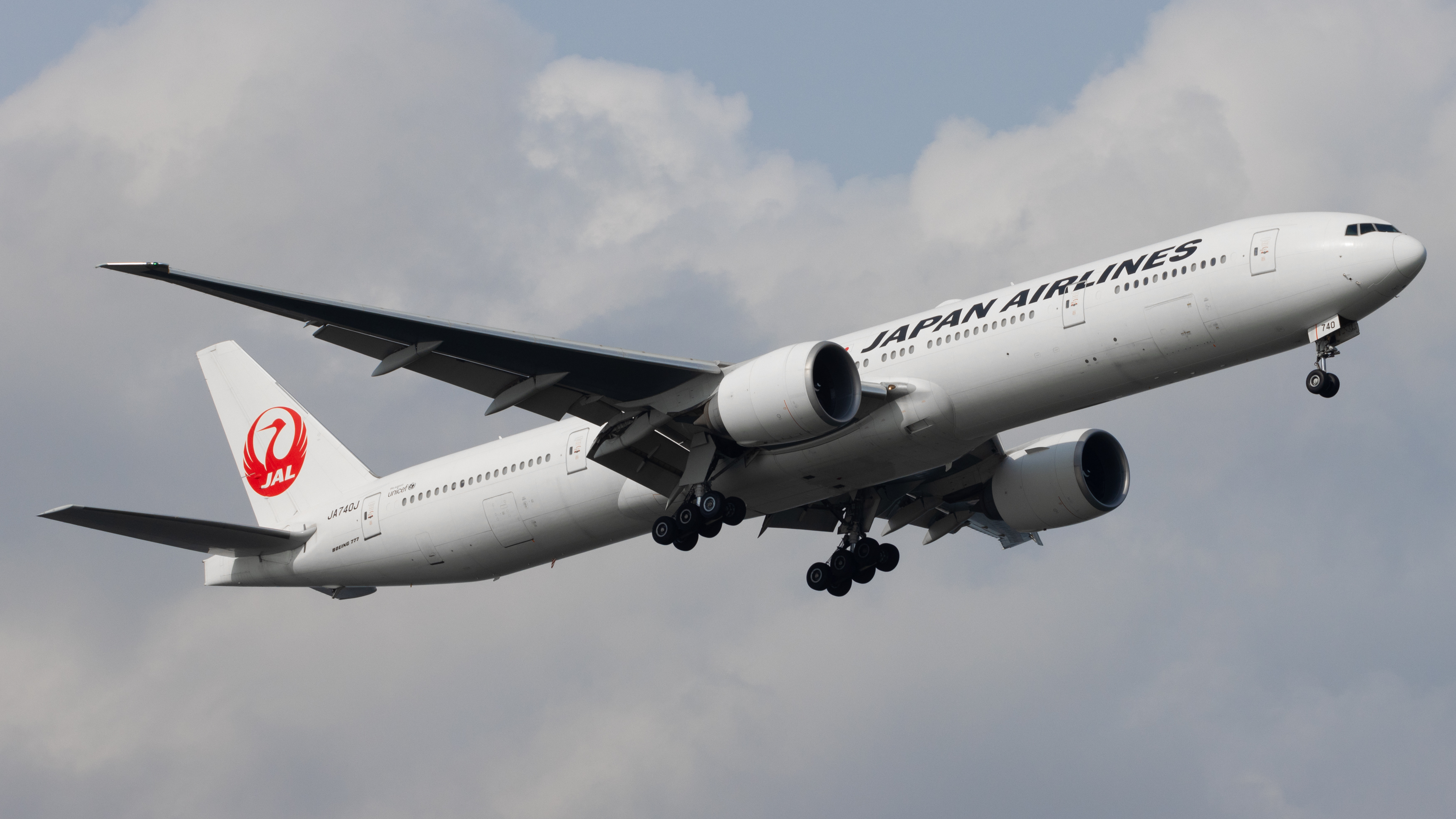 Full size: Japan Airlines Boeing 777-300ER JA740J at Singapore-Changi Airport