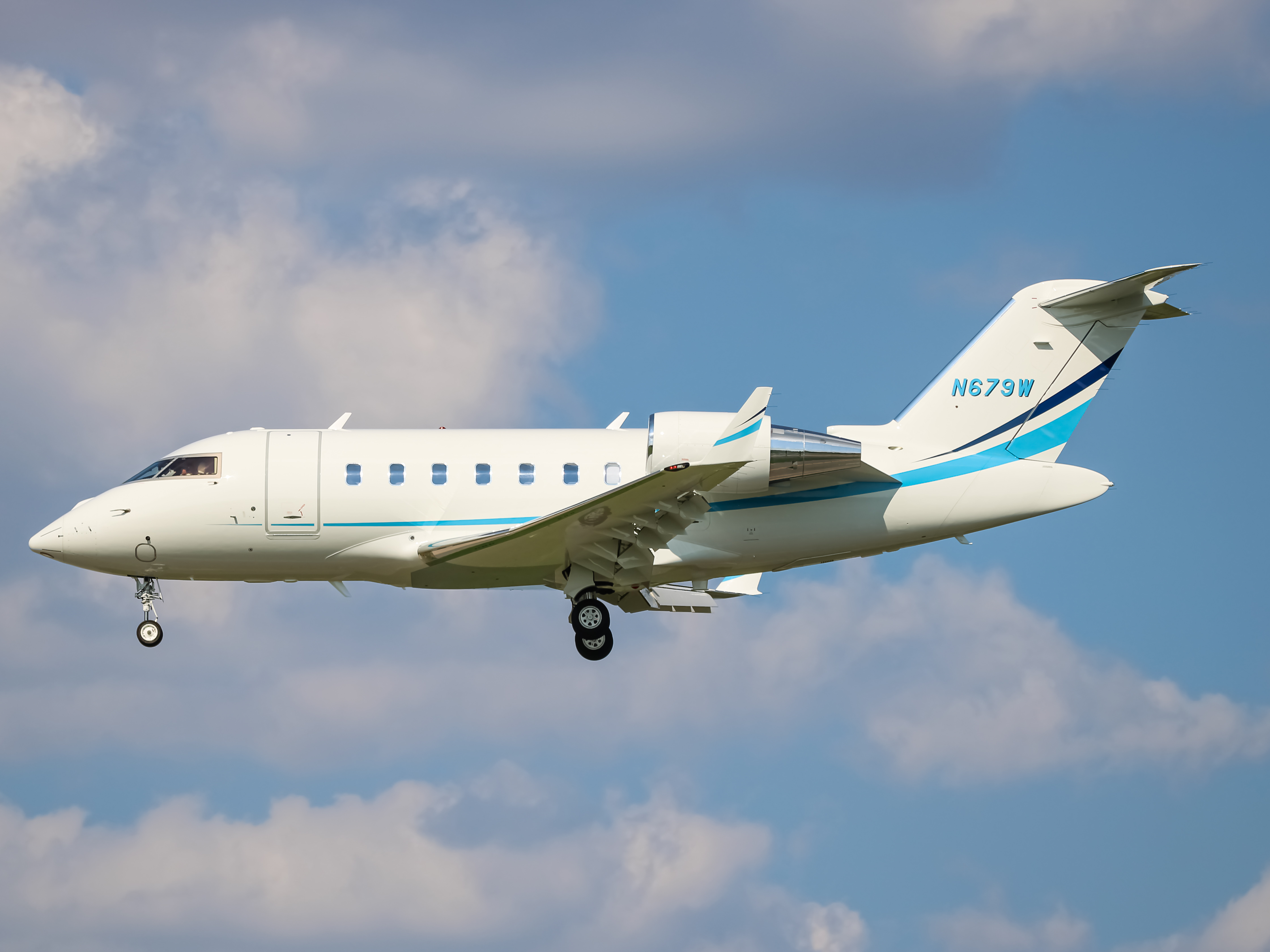 Full size: PRIVATE Bombardier Challenger 650 N679W at Baltimore/Washington International Thurgood Marshall Airport
