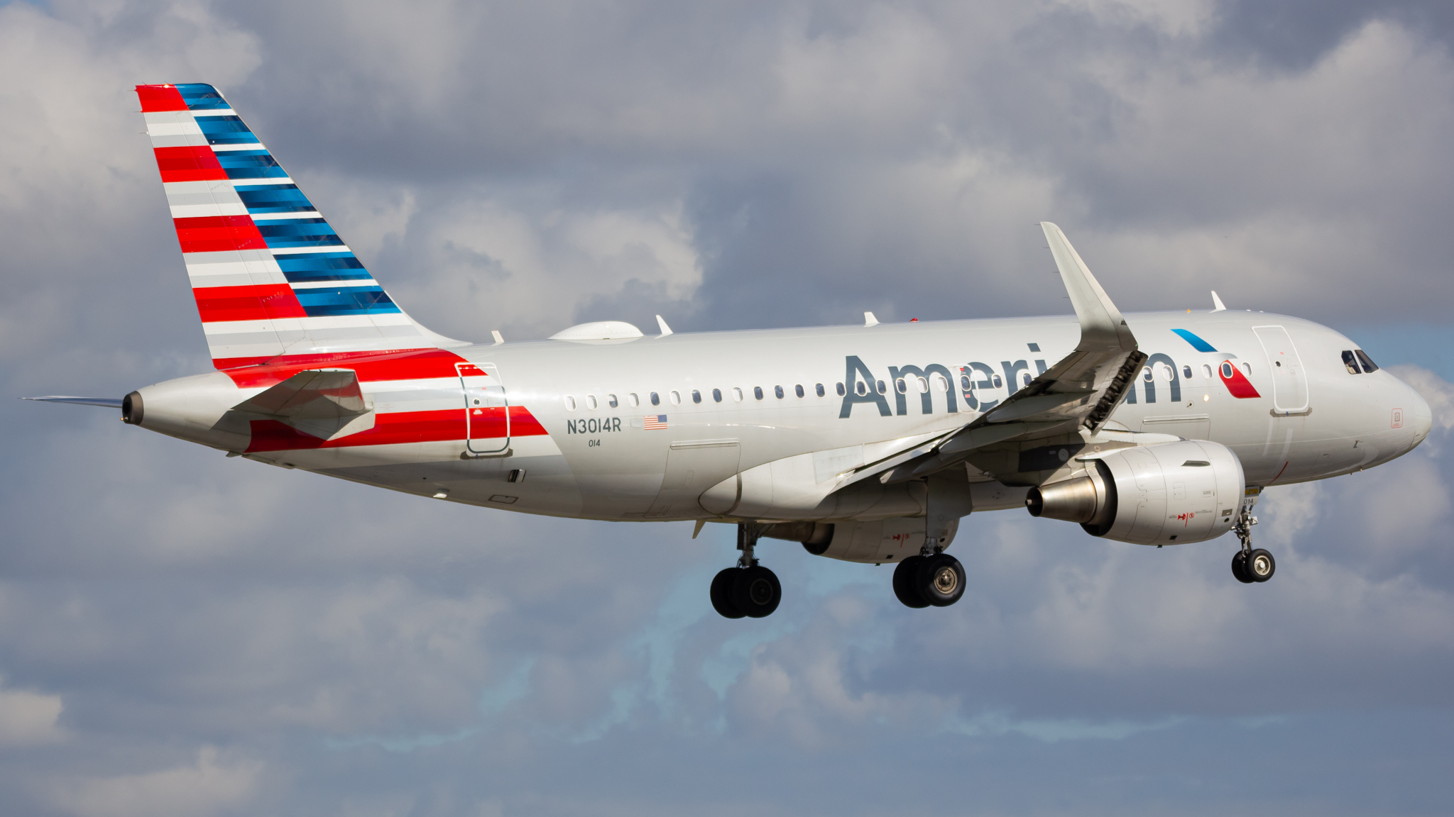 Full size: American Airlines Airbus A319 N3014R at Miami International Airport