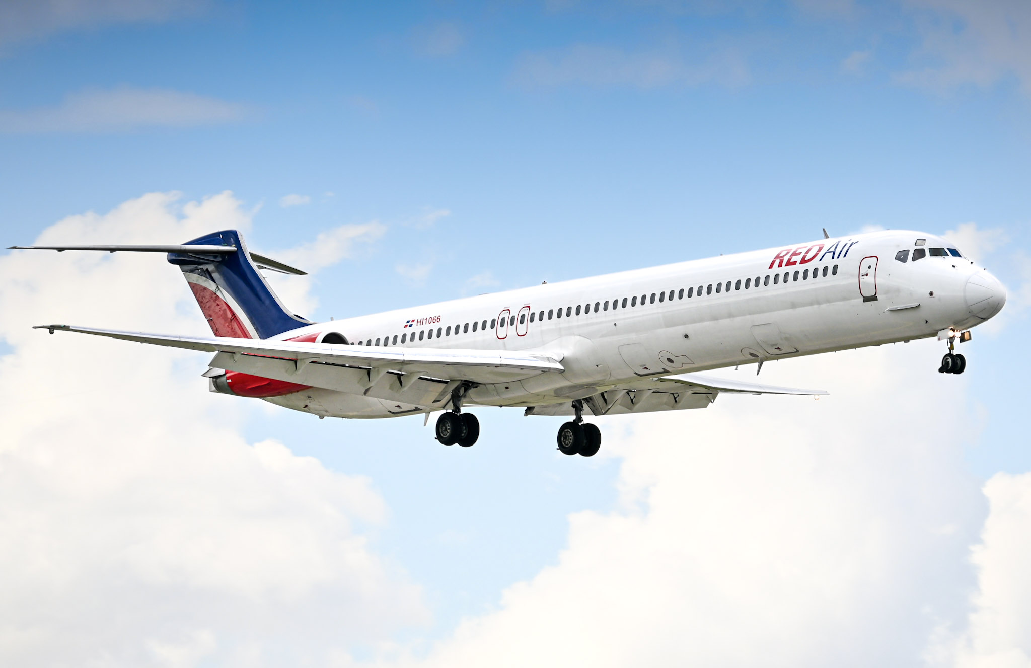 Full size: RedAir McDonnell Douglas MD-82 HI1066 at Miami International Airport