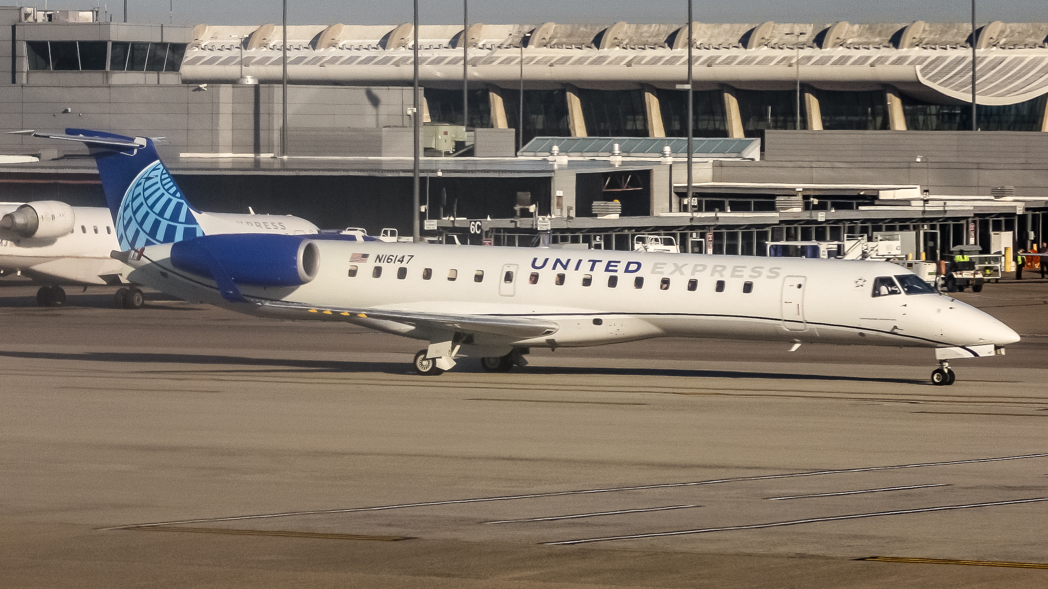 Full size: United Express Embraer E145 N16147 at Washington Dulles International Airport
