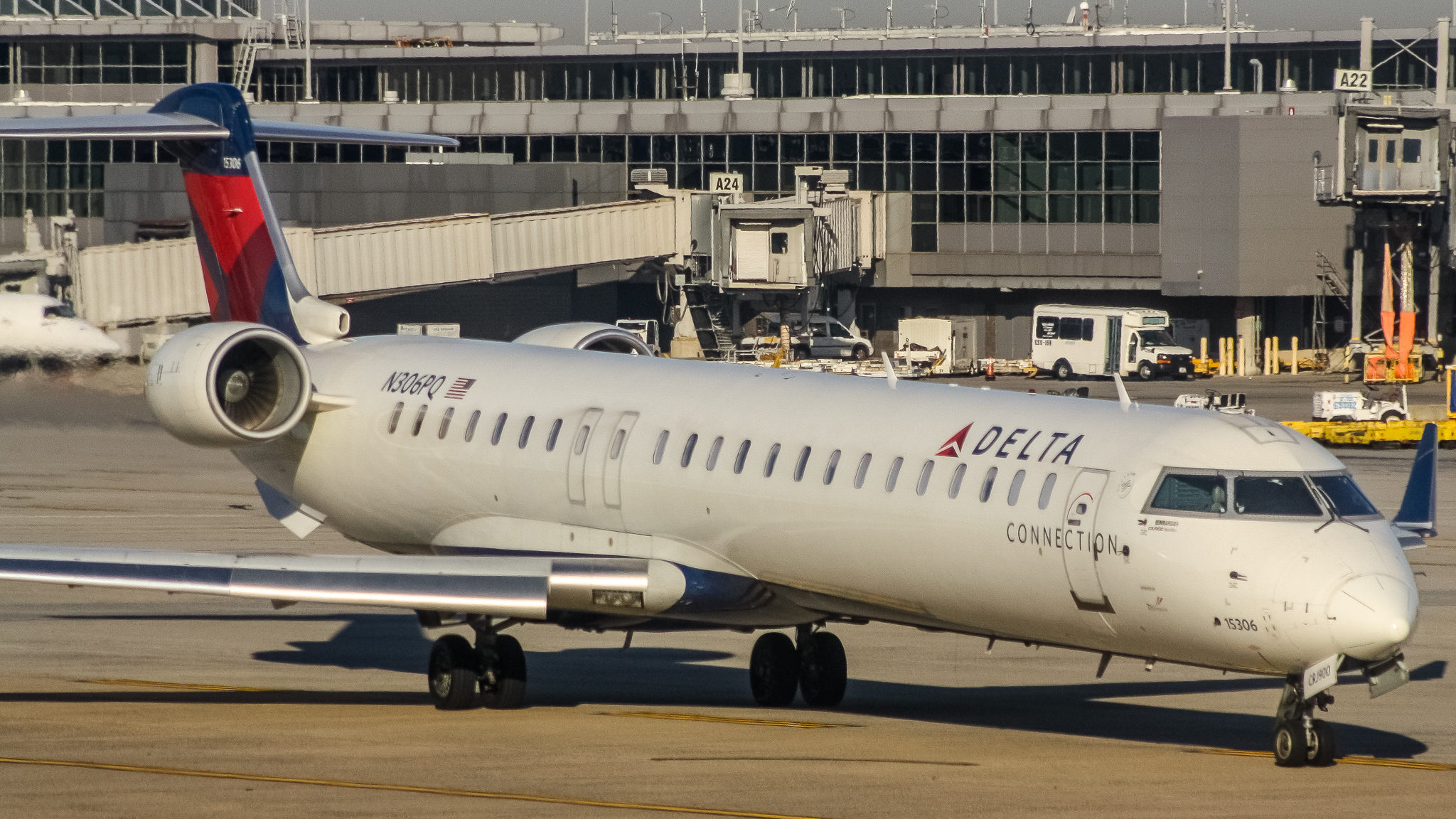 Full size: Delta Connection Mitsubishi CRJ-700 N306PQ at Washington Dulles International Airport
