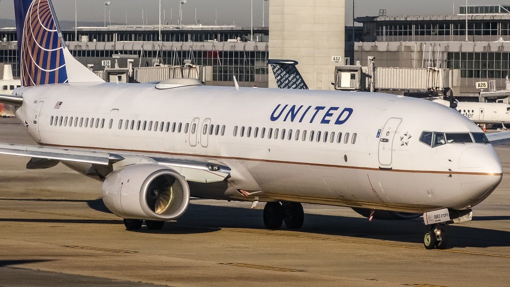 Full size: United Airlines  Boeing 737-900ER N69885 at Washington Dulles International Airport