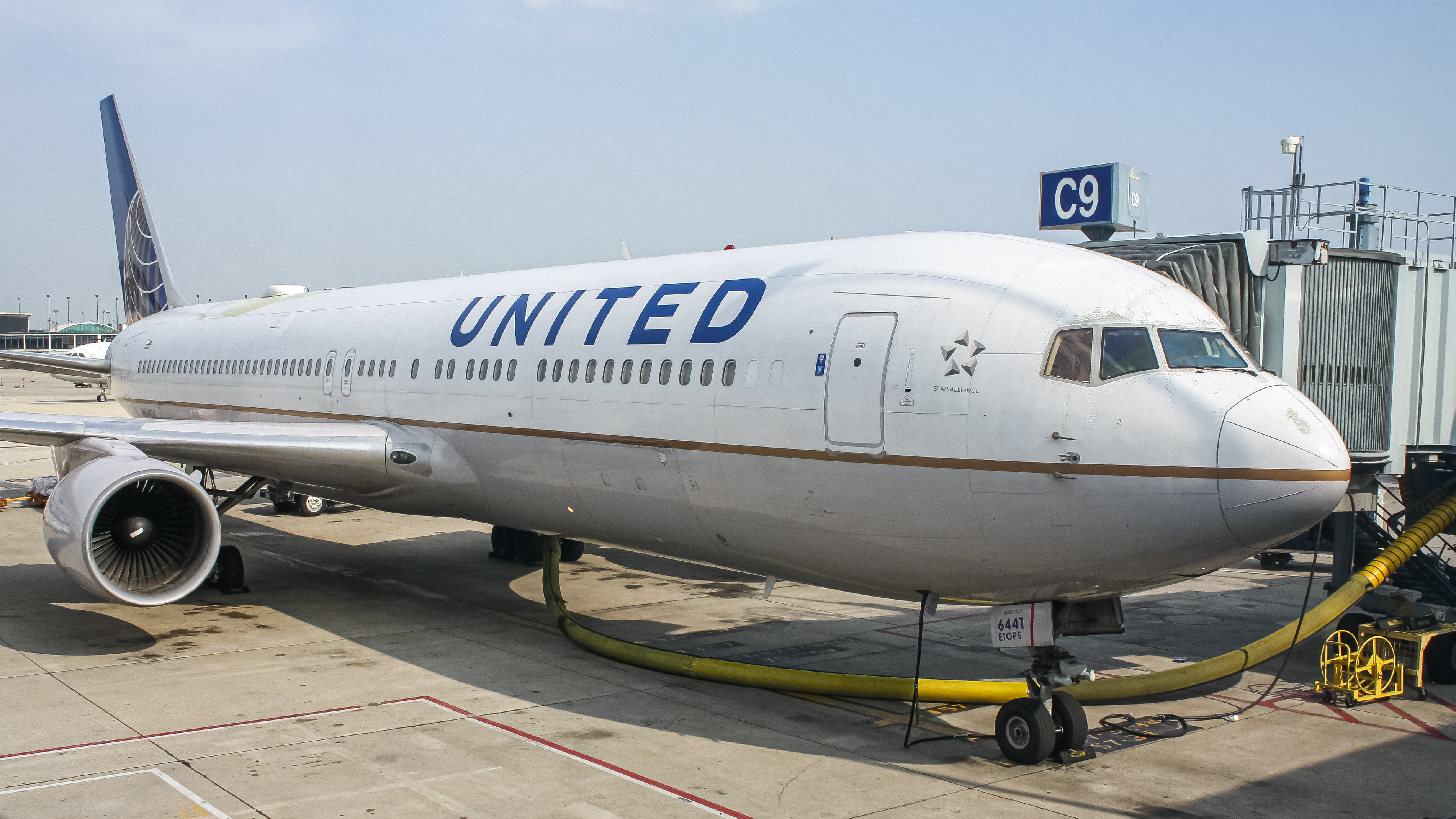 Full size: United Airlines Boeing 767-300ER N641UA at Chicago O'Hare International Airport