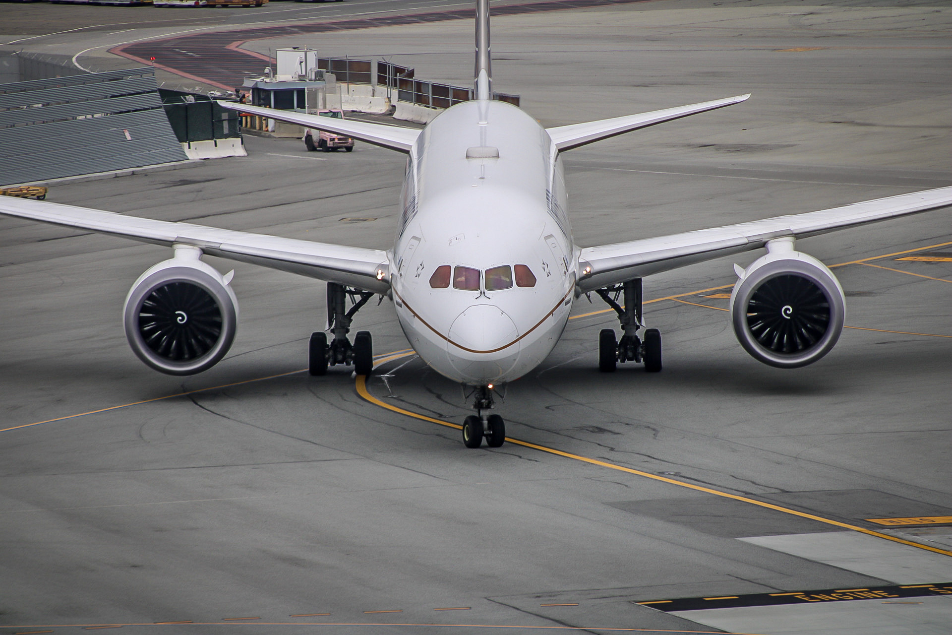 Full size: United Airlines Boeing 787-9 N29961 at San Francisco International Airport