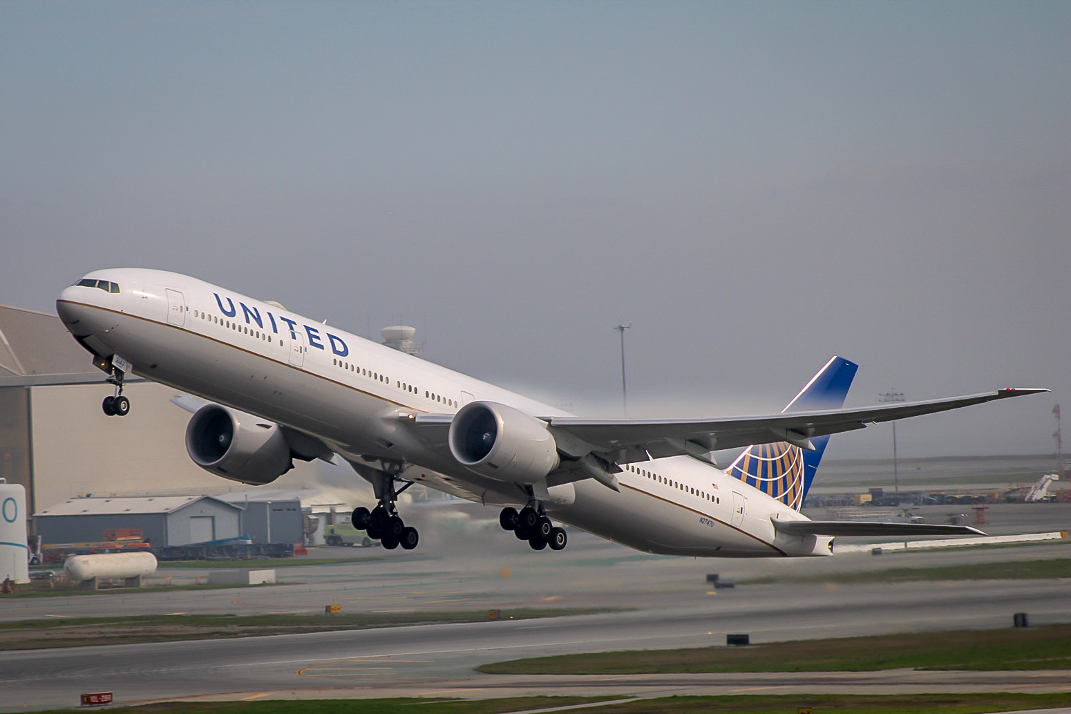 Full size: United Airlines Boeing 777-300ER N2747U at San Francisco International Airport