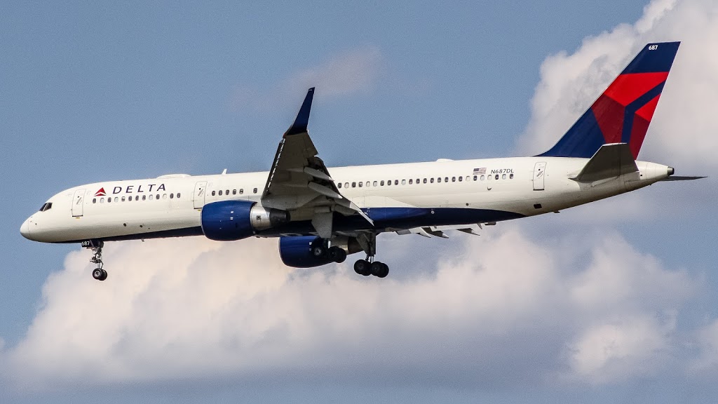 Full size: Delta Airlines Boeing 757-200 N687DL at Ronald Reagan National Airport