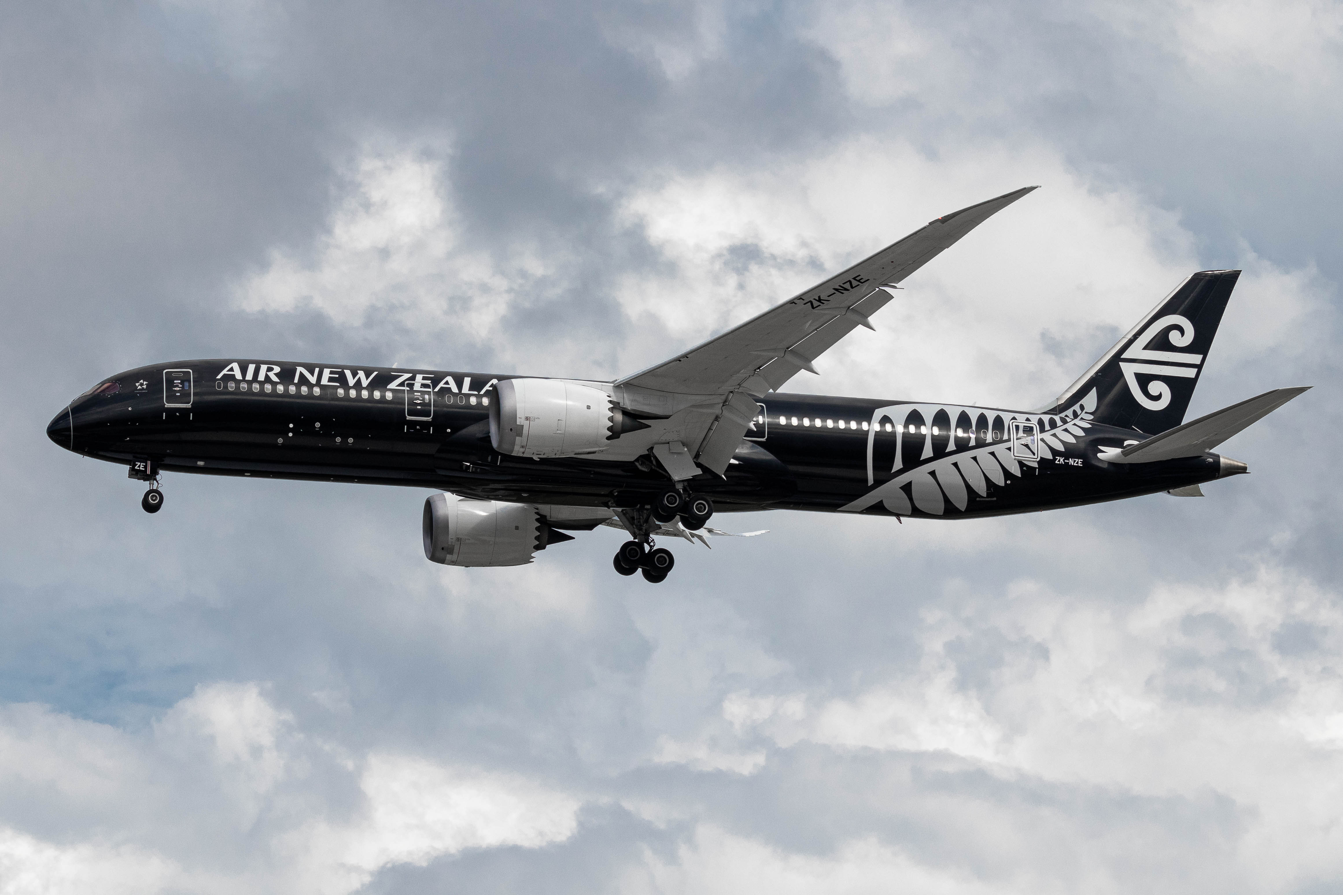 Full size: Air New Zealand Boeing 787-9 ZK-NZE at Singapore-Changi Airport