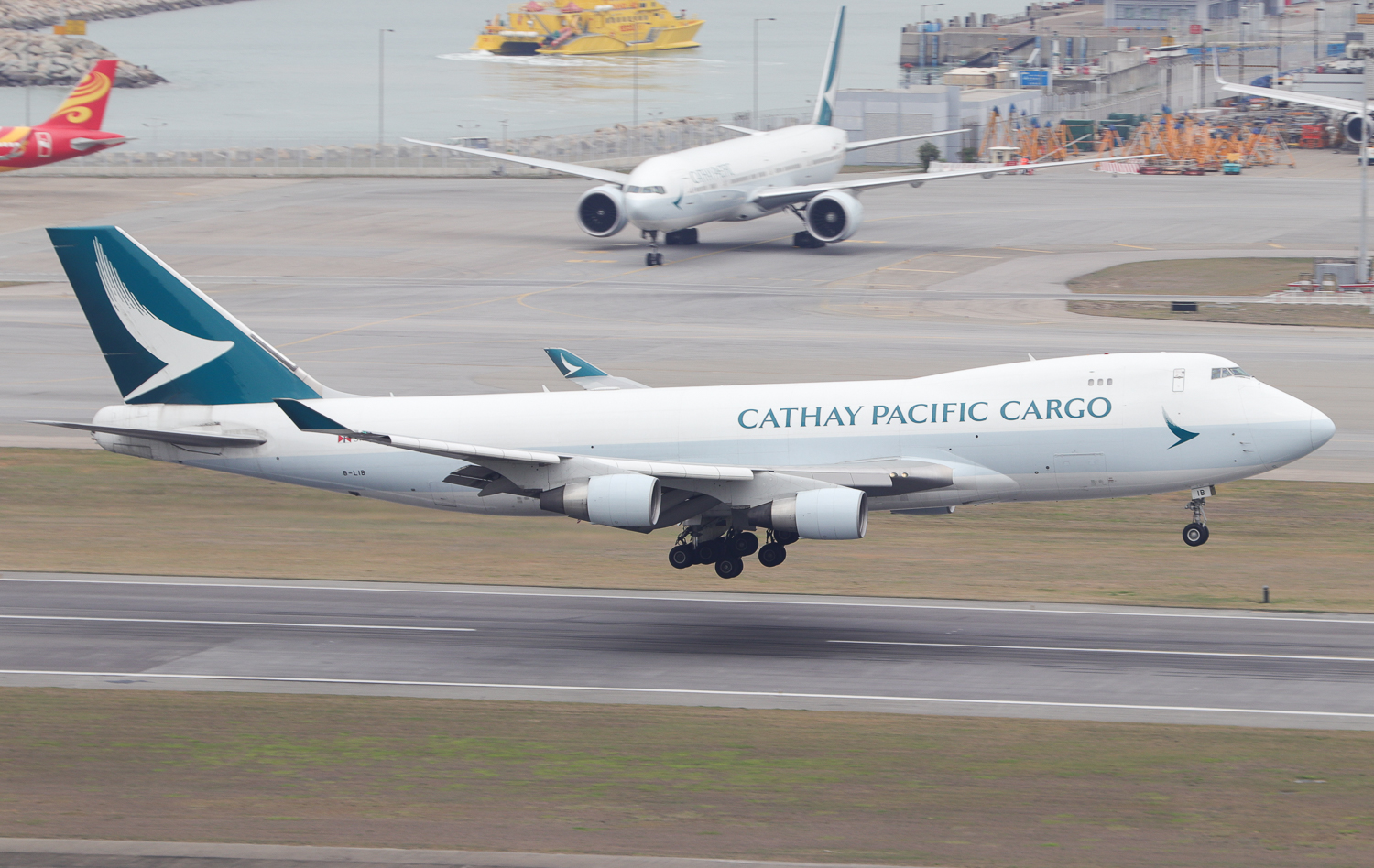 Full size: Cathay Pacific Boeing 747-400 B-LIB at Hong Kong International Airport