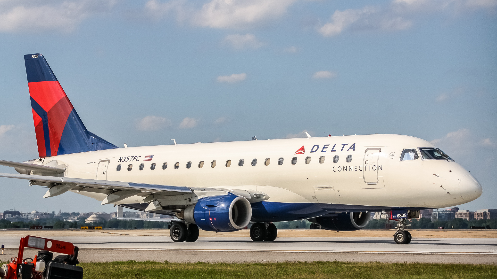 Full size: Delta Connection Embraer E170 N357FC at Ronald Reagan National Airport