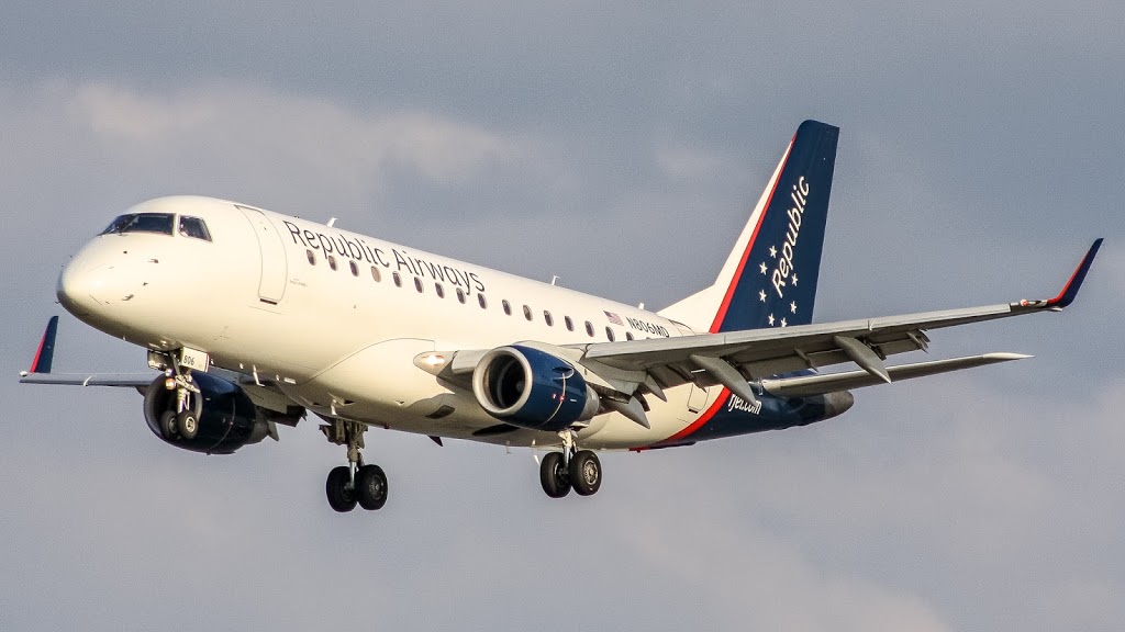 Full size: Republic Airways Embraer E170 N806MD at Ronald Reagan National Airport