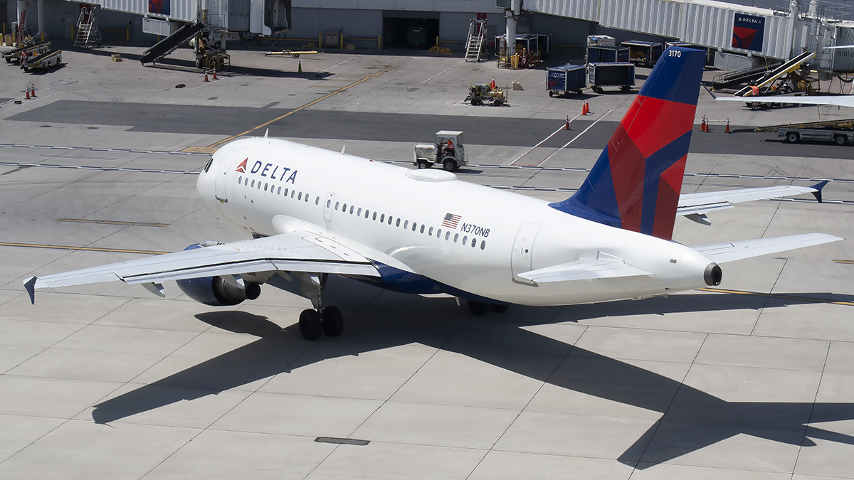 Full size: Delta Airlines Airbus A319 N370NB at Detroit Metro Wayne County Airport