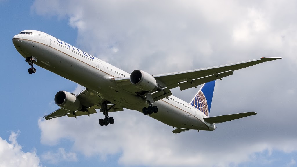 Full size: United Airlines Boeing 767-400ER N67052 at Washington Dulles International Airport