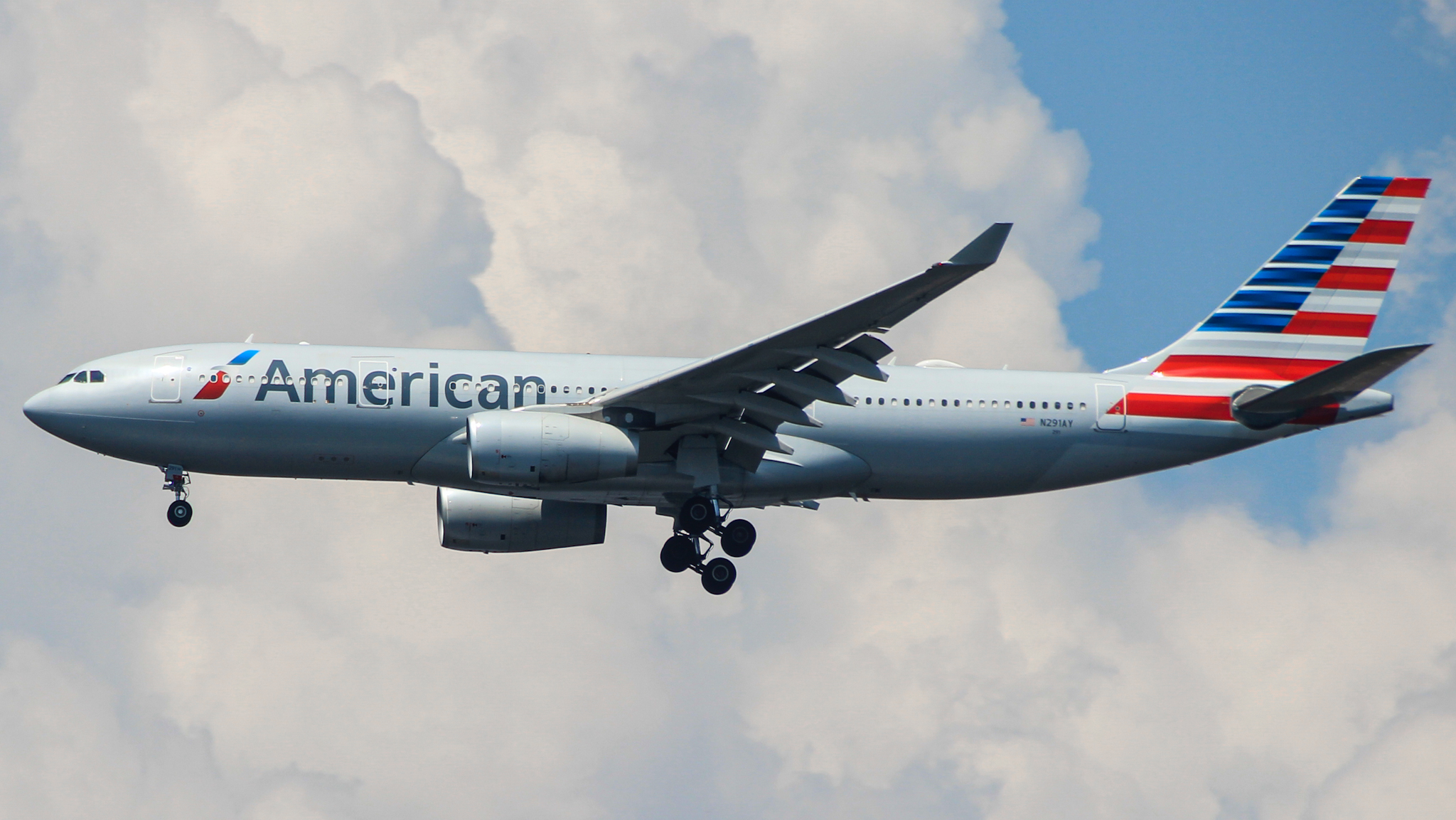 Full size: American Airlines Airbus A330-200 N291AY at Philadelphia International Airport