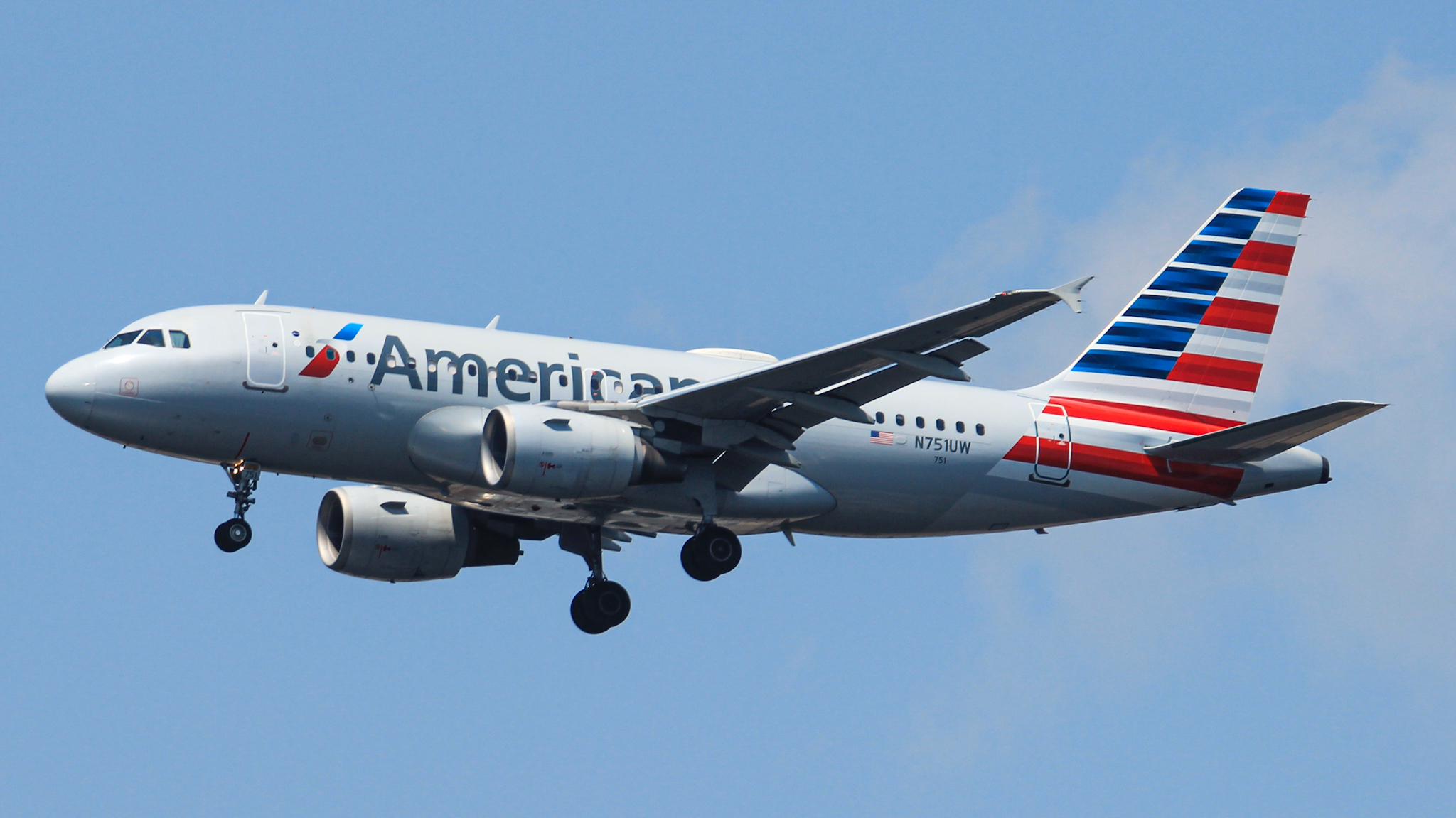 Full size: American Airlines Airbus A319 N751UW at Philadelphia International Airport