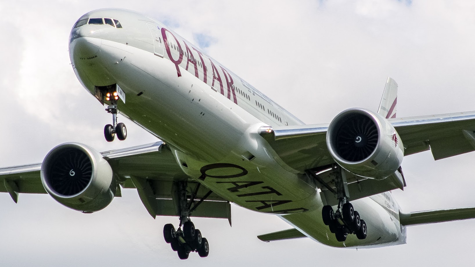 Full size: Qatar Airways Boeing 777-300ER A7-BEW at Washington Dulles International Airport