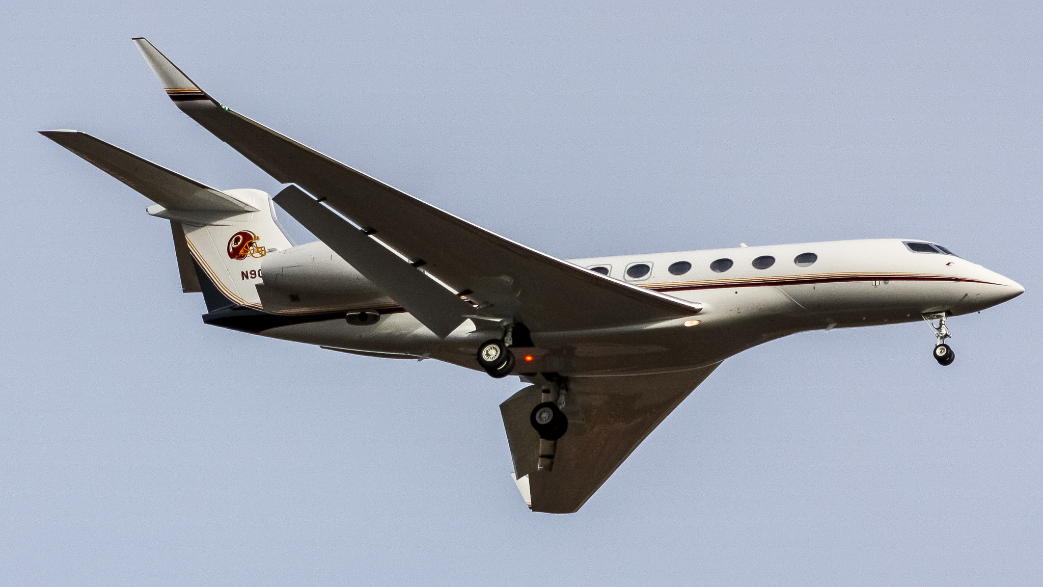 Full size: PRIVATE Bombardier BD-700-1A10 Global Express N904DS at Washington Dulles International Airport