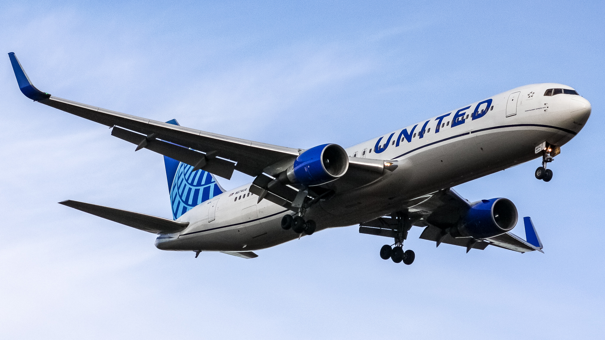 Full size: United Airlines Boeing 767-300 N674UA at Washington Dulles International Airport