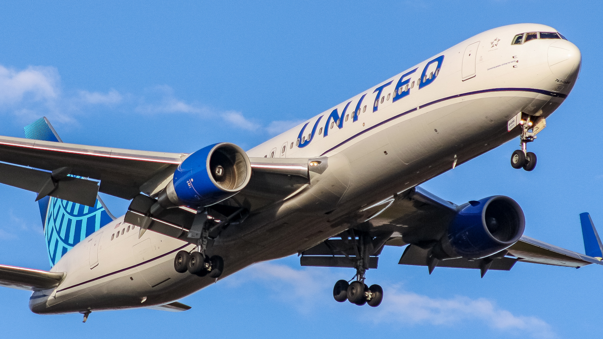 Full size: United Airlines Boeing 767-300 N656UA at Washington Dulles International Airport
