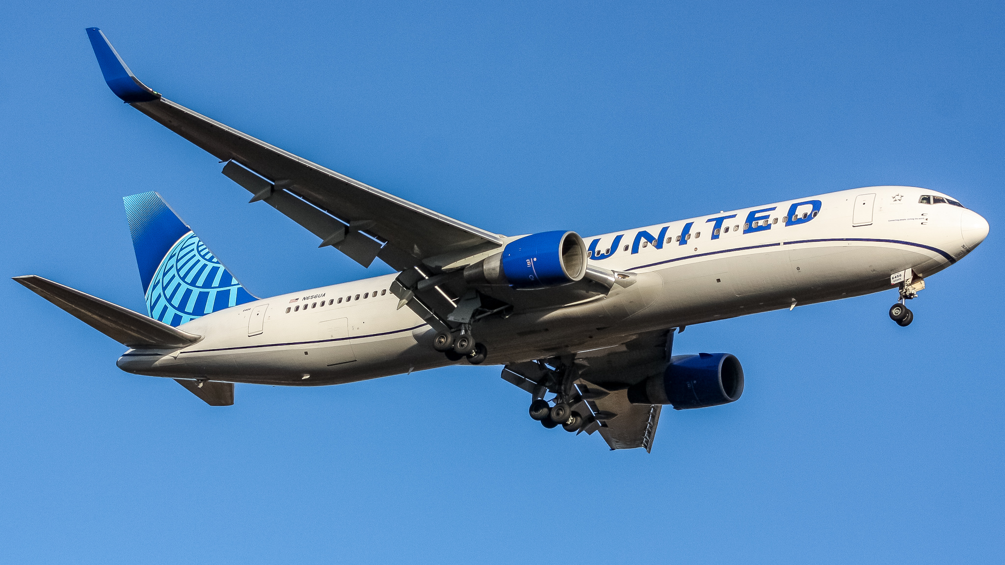 Full size: United Airlines Boeing 767-300 N656UA at Washington Dulles International Airport