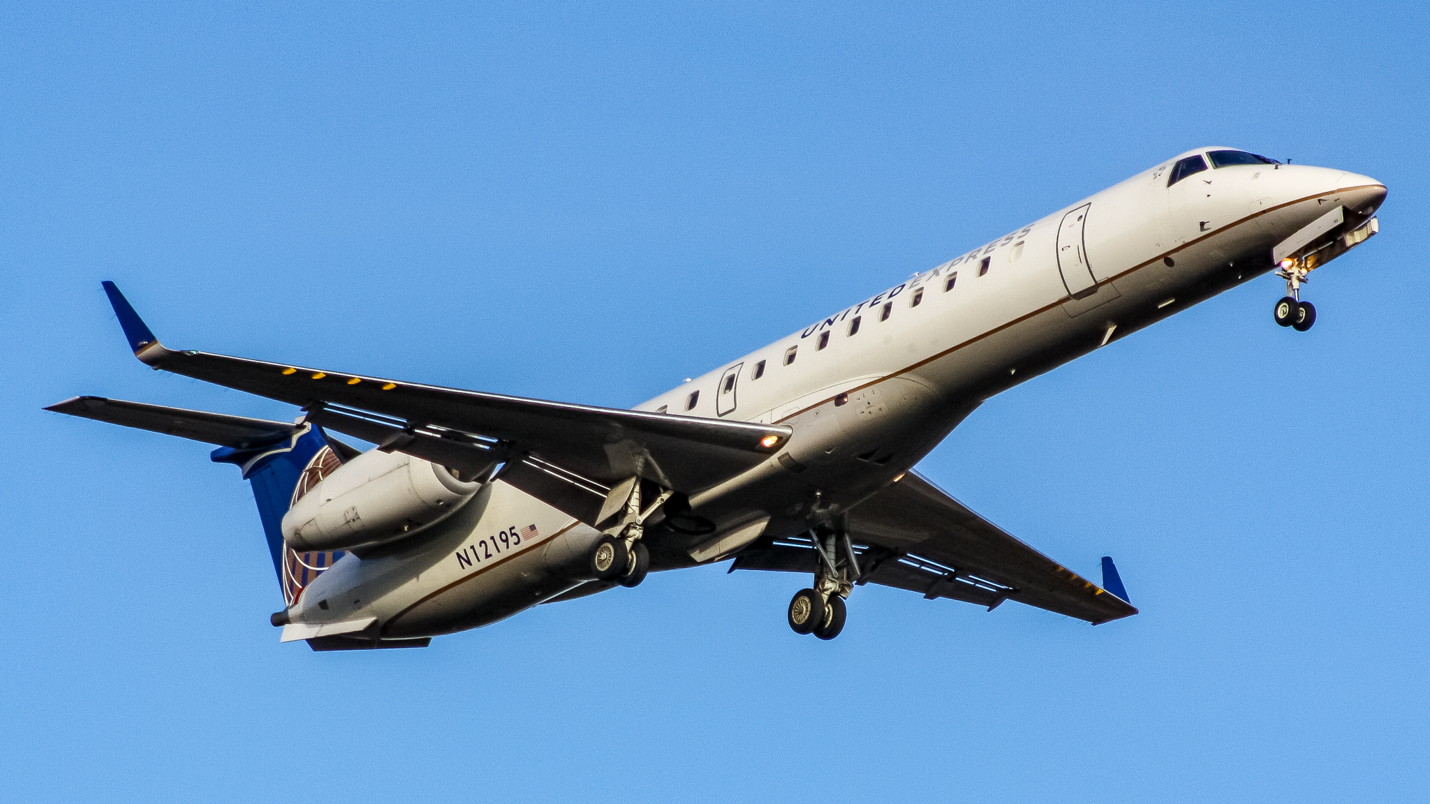Full size: United Express Embraer E145 N12195 at Washington Dulles International Airport