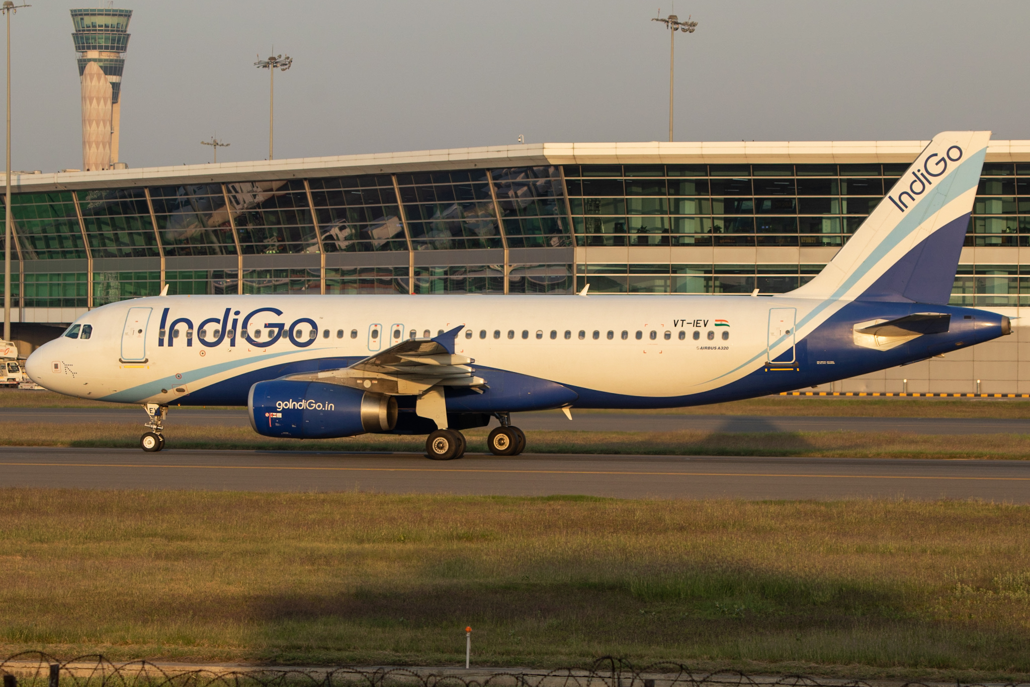 Full size: Indigo Airbus A320 VT-IEV at Indira Gandhi International Airport