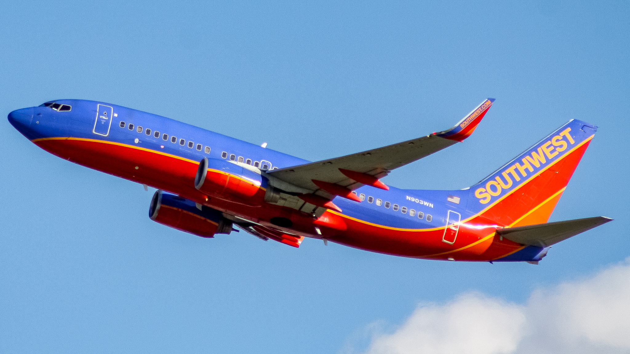 Full size: Southwest Airlines Boeing 737-700 N903WN at Austin-Bergstrom International Airport