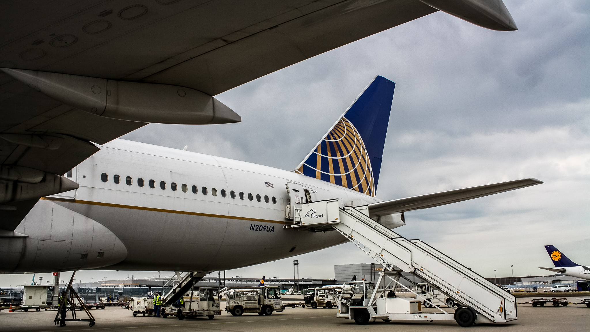 Full size: United Airlines Boeing 777-200 N209UA at Frankfurt International Airport