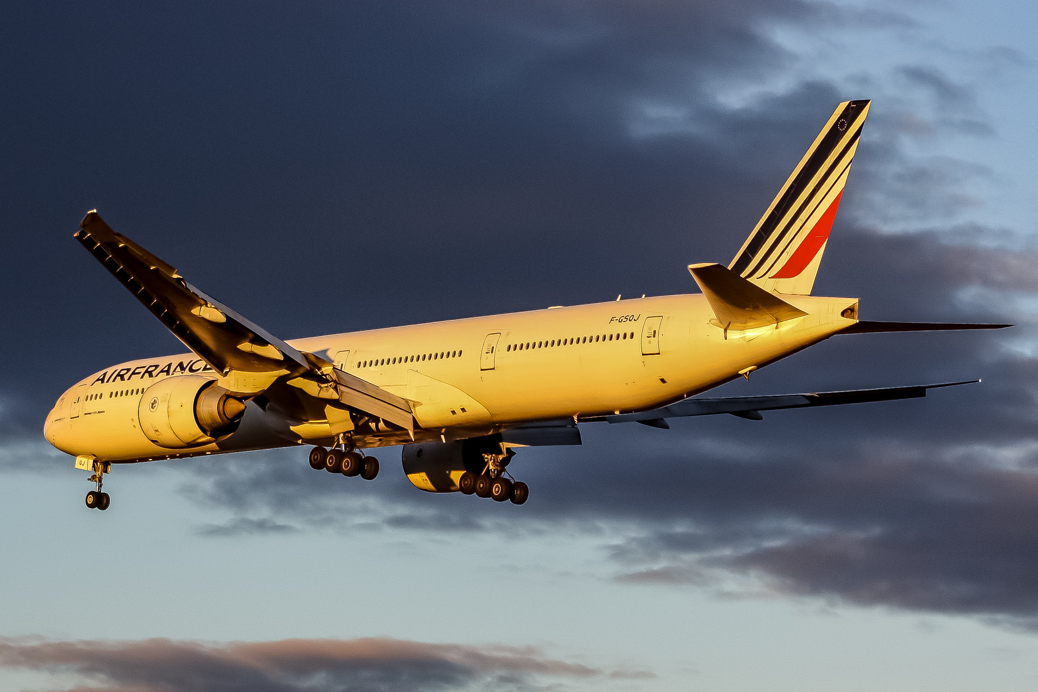Full size: Air France Boeing 777-300ER F-GSOJ at Washington Dulles International Airport