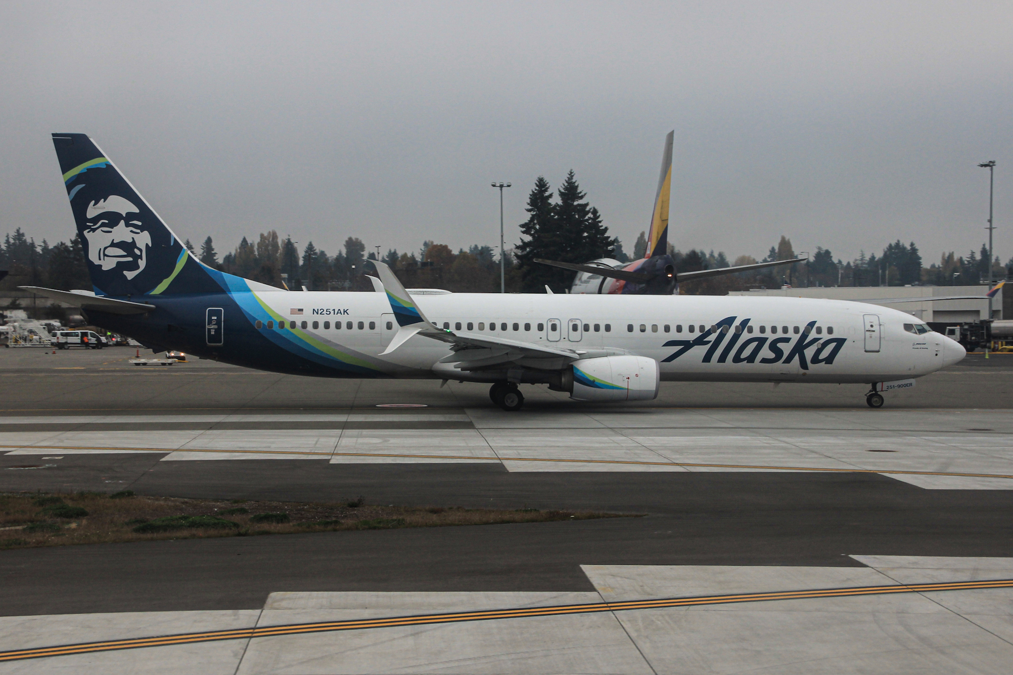 Full size: Alaska Airlines Boeing 737-900 N251AK at Seattle-Tacoma International Airport