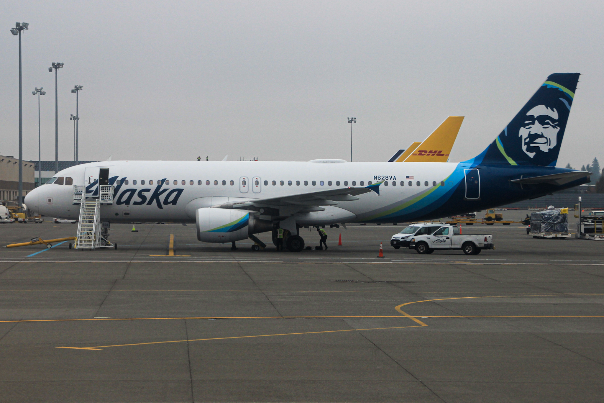 Full size: Alaska Airlines Airbus A320 N628VA at Seattle-Tacoma International Airport