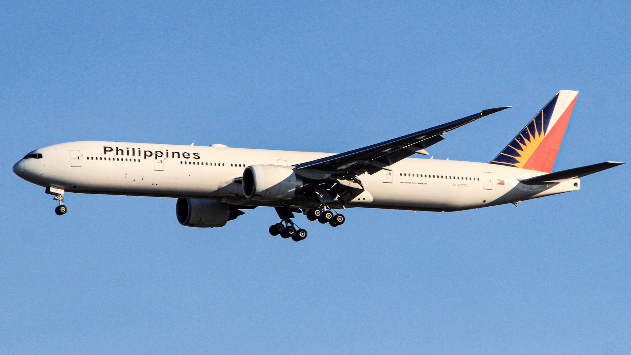 Full size: Philippines Airlines Boeing 777-300ER RP-C7773 at Los Angeles International Airport