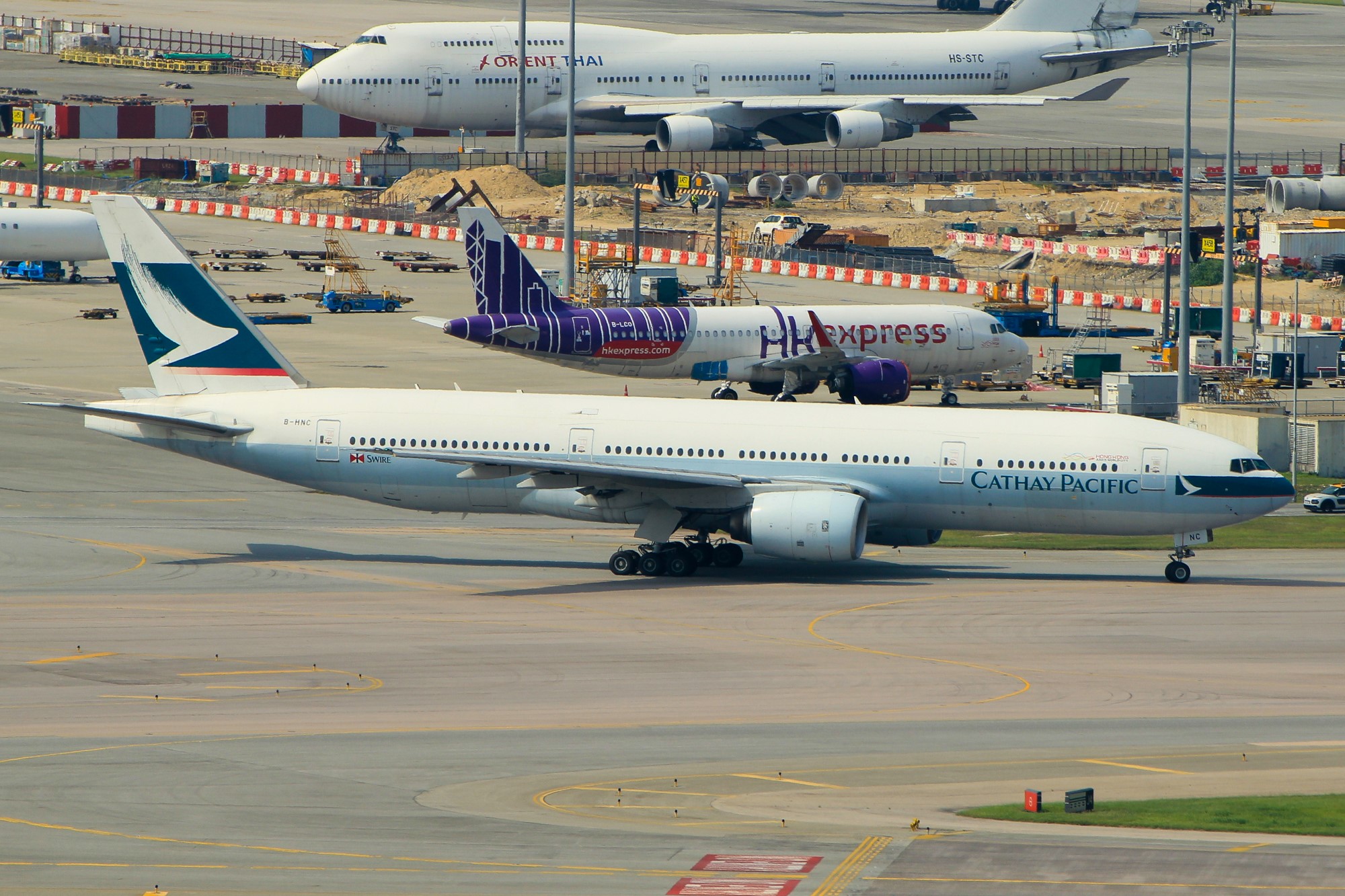 Full size: Cathay Pacific Boeing 777-200 B-HNC at Hong Kong International Airport
