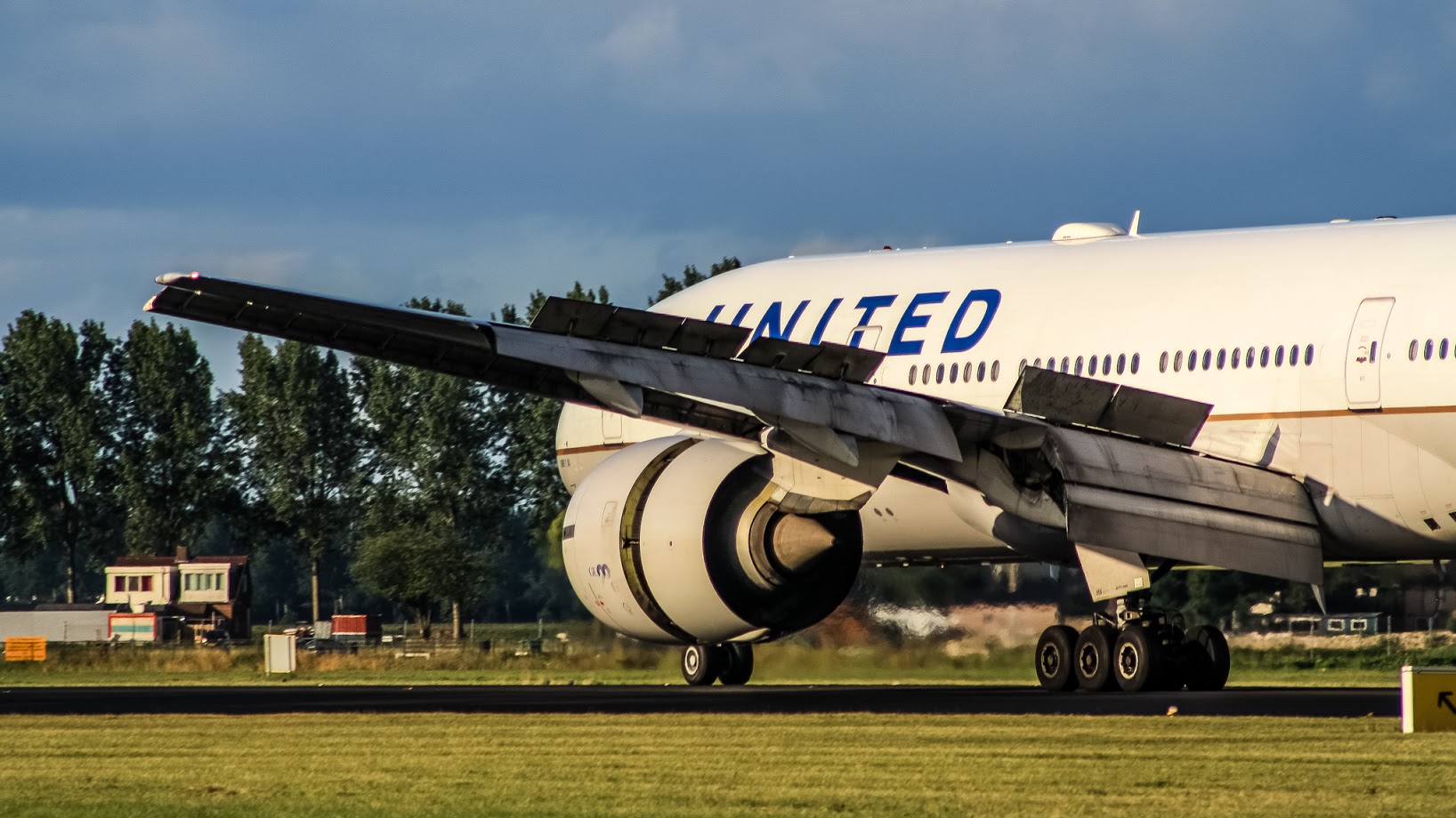 Full size: United Airlines Boeing 777-200 N77006 at Amsterdam Schiphol Airport