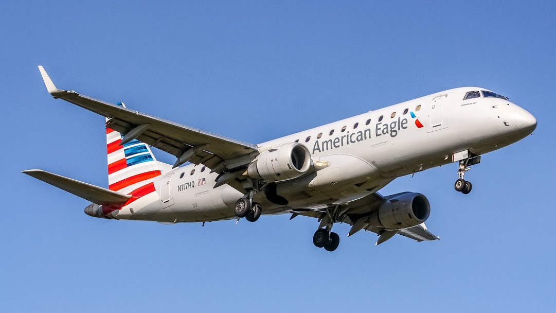 Full size: American Eagle Embraer E175 N117HQ at Ronald Reagan National Airport