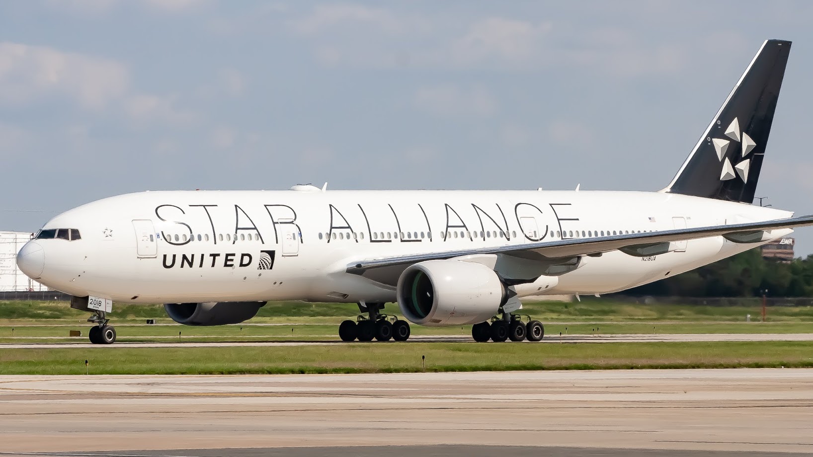 Full size: United Airlines Boeing 777-200 N218UA at Washington Dulles International Airport