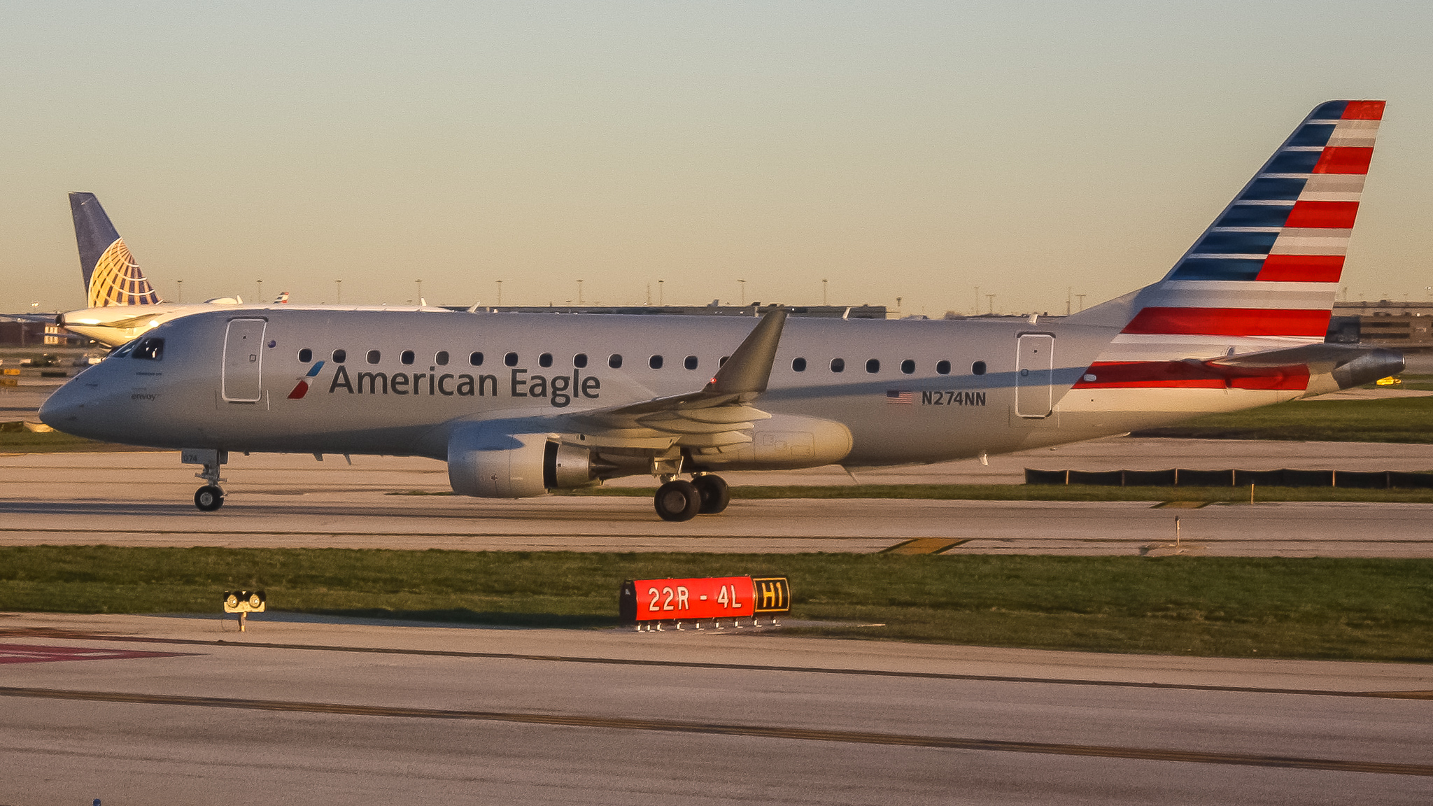 Full size: American Airlines Embraer E175 N274NN at Chicago O'Hare International Airport