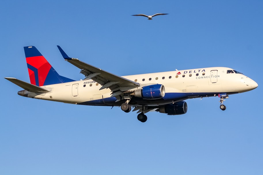 Full size: Delta Airlines Embraer E170 N880RW at Ronald Reagan National Airport