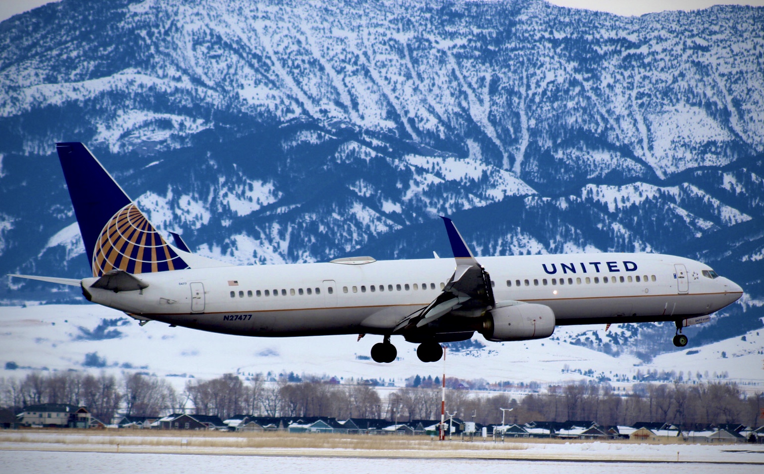 Full size: United Airlines Boeing 737-900 N27477 at Bozeman Yellowstone International Airport