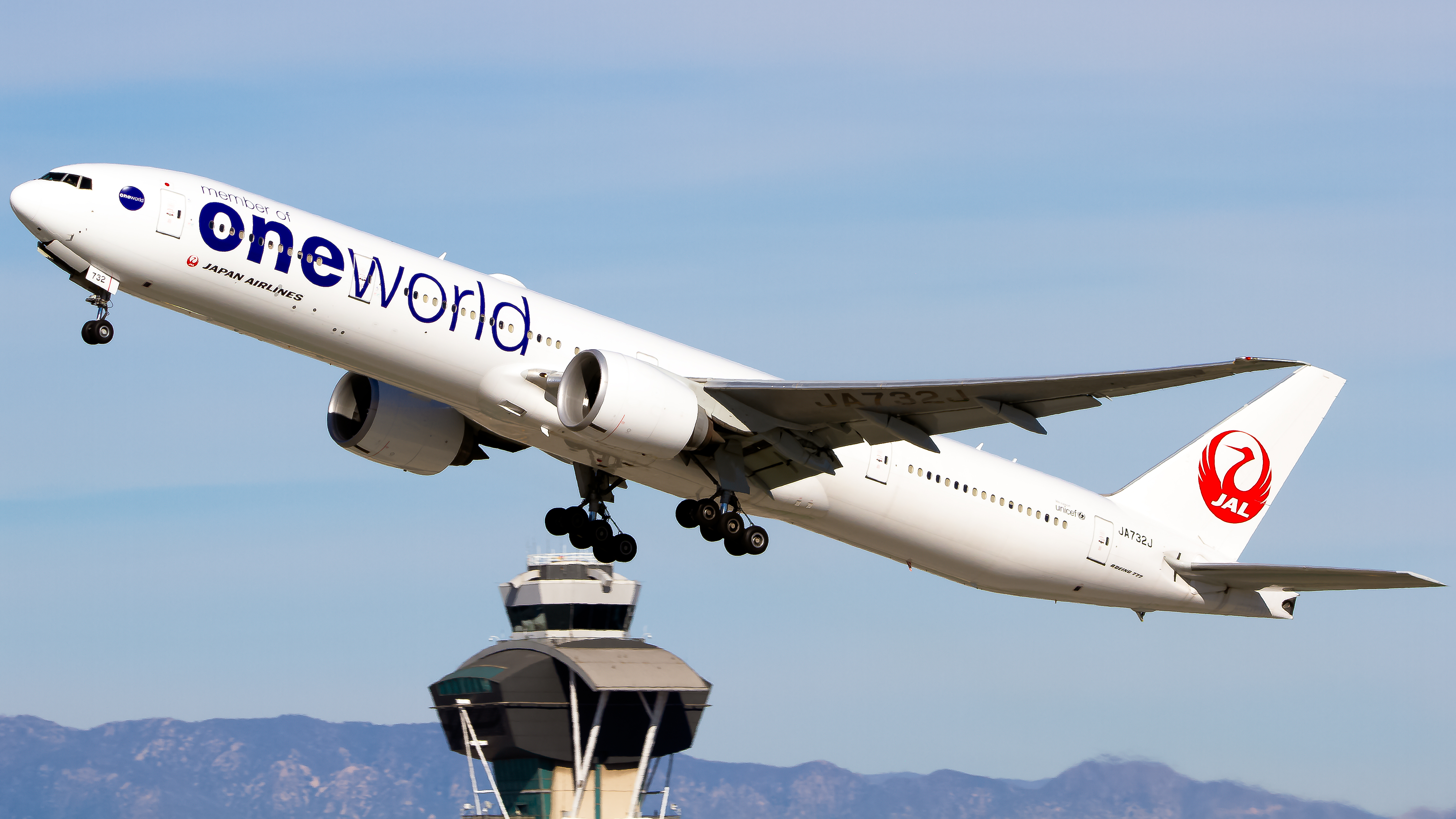 Full size: Japan Airlines Boeing 777-300ER JA732J at Los Angeles International Airport
