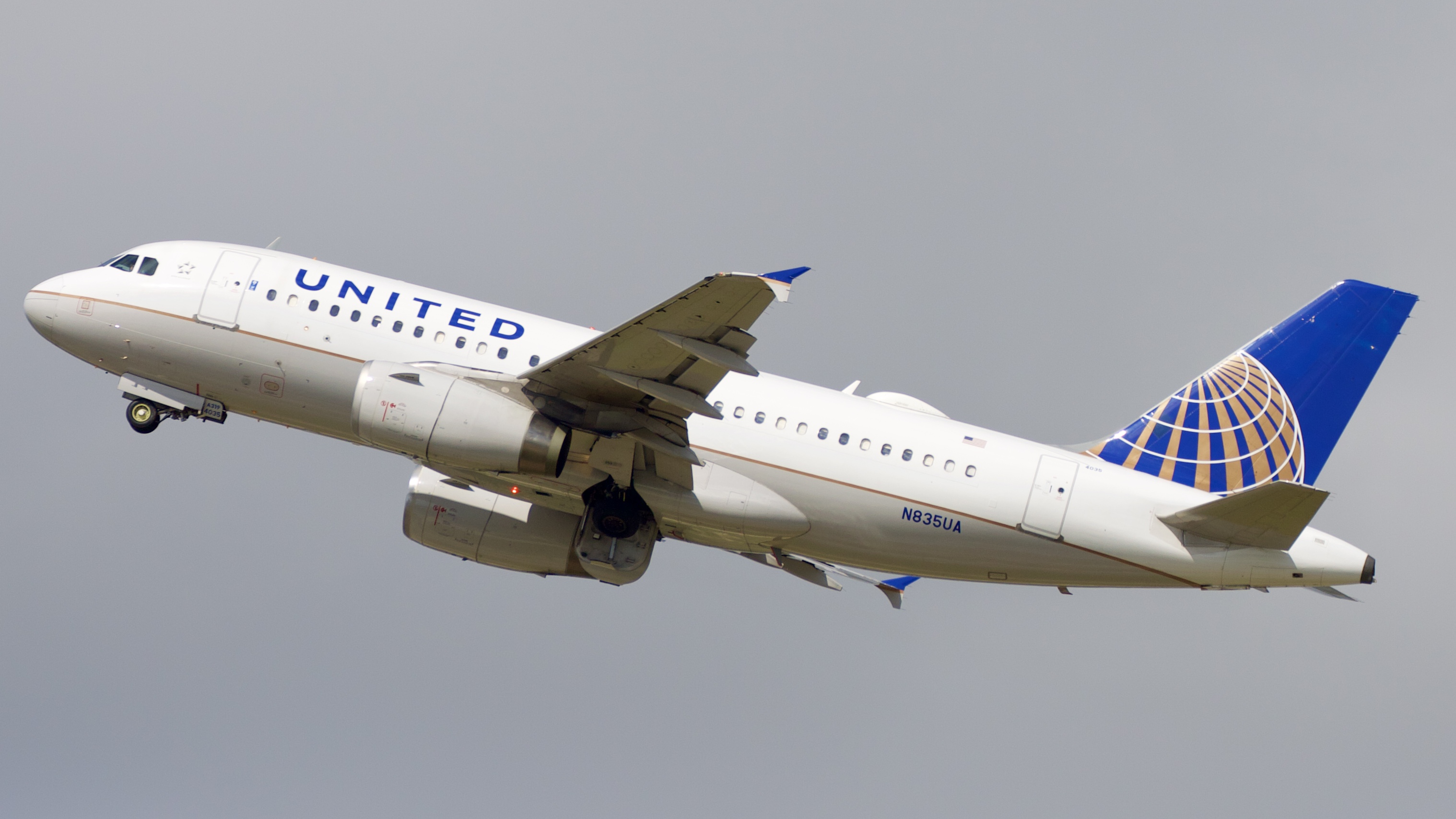 Full size: United Airlines Airbus A319 N835UA at Houston-George Bush Intercontinental Airport