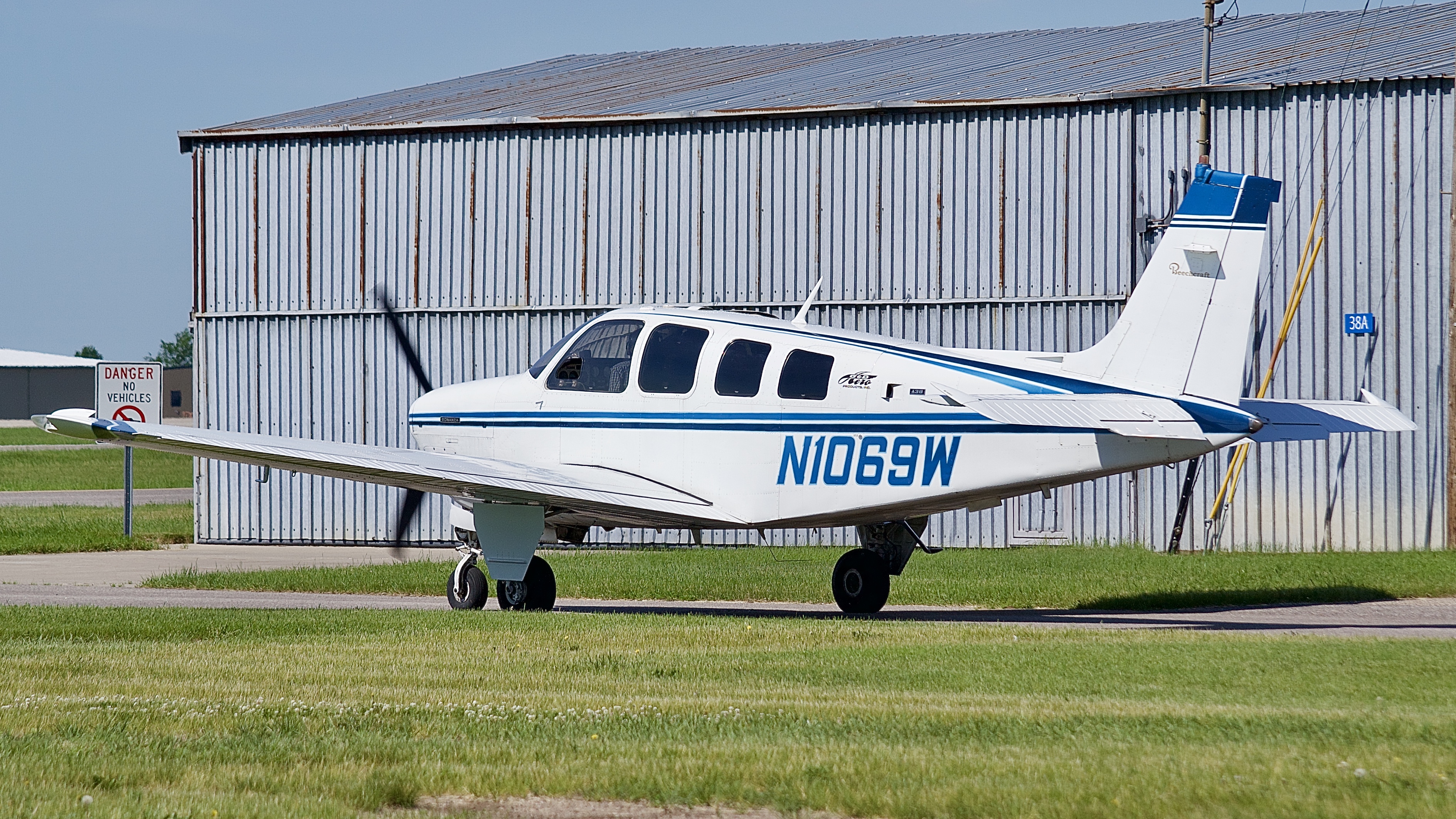 Full size: PRIVATE Beechcraft 36 Bonanza N1069W at Minneapolis Flying Cloud Airport