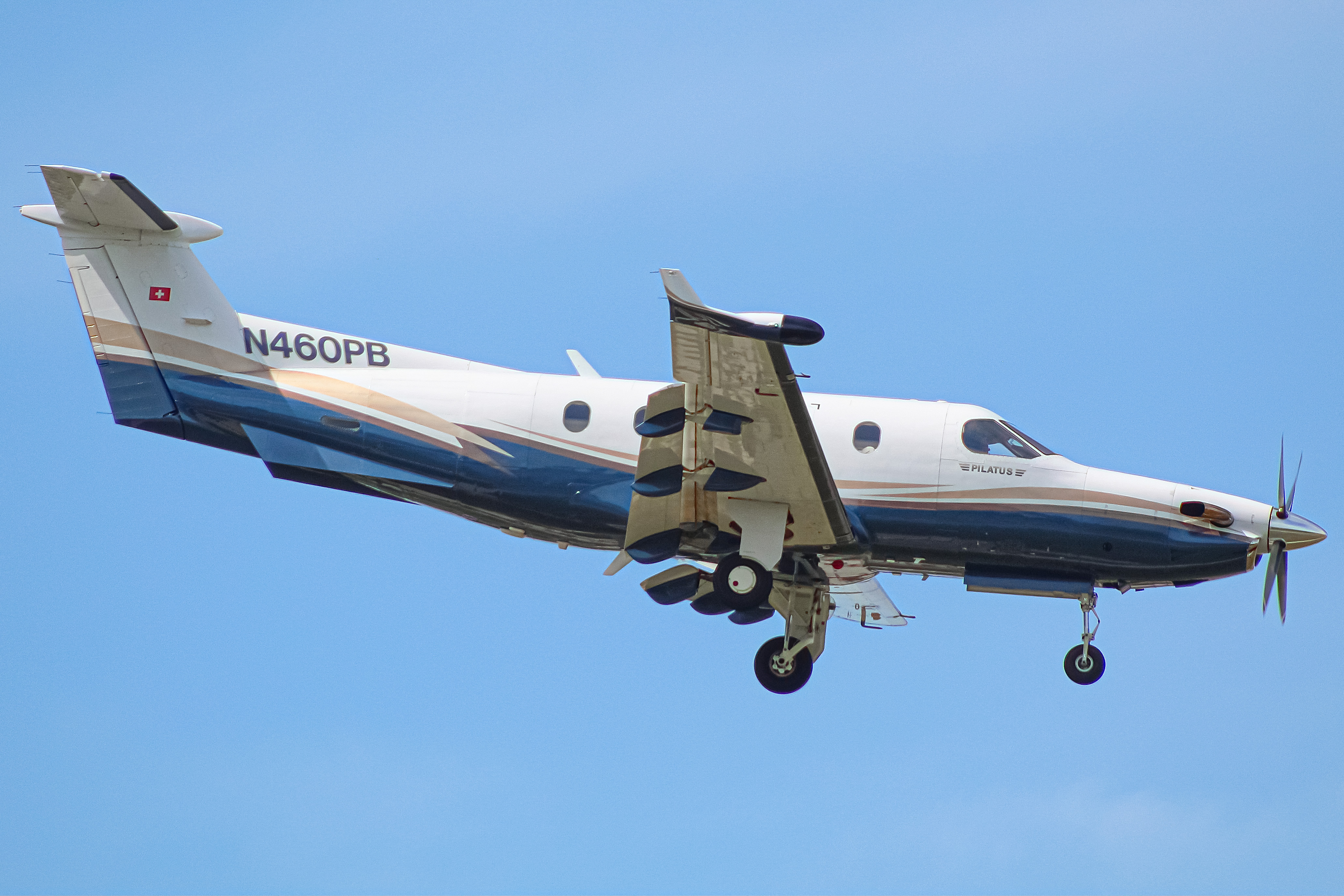 Full size: PRIVATE Pilatus PC-12 N460PB at General Mitchell International Airport