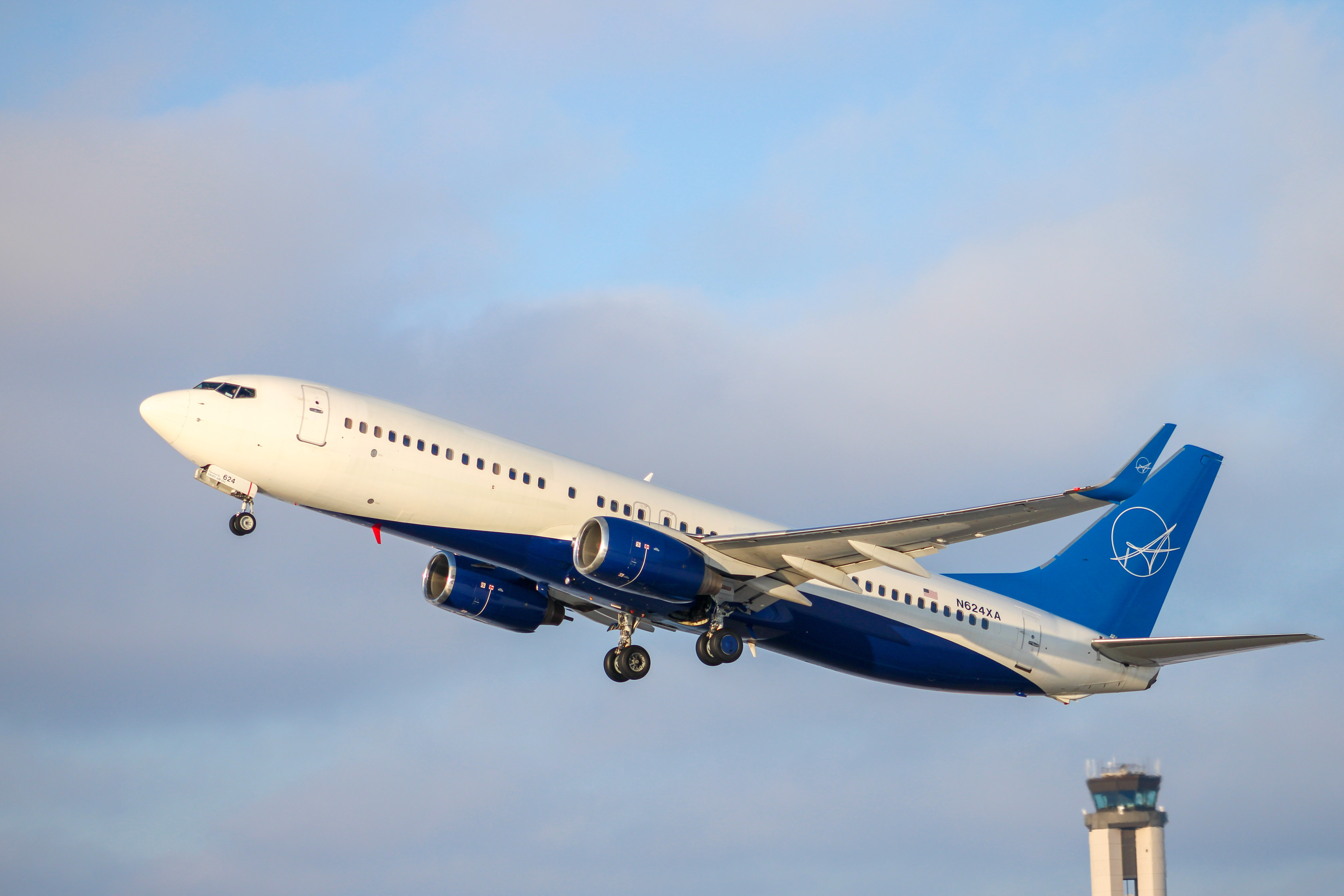 Full size: Swift Air Boeing 737-800 N624XA at General Mitchell International Airport