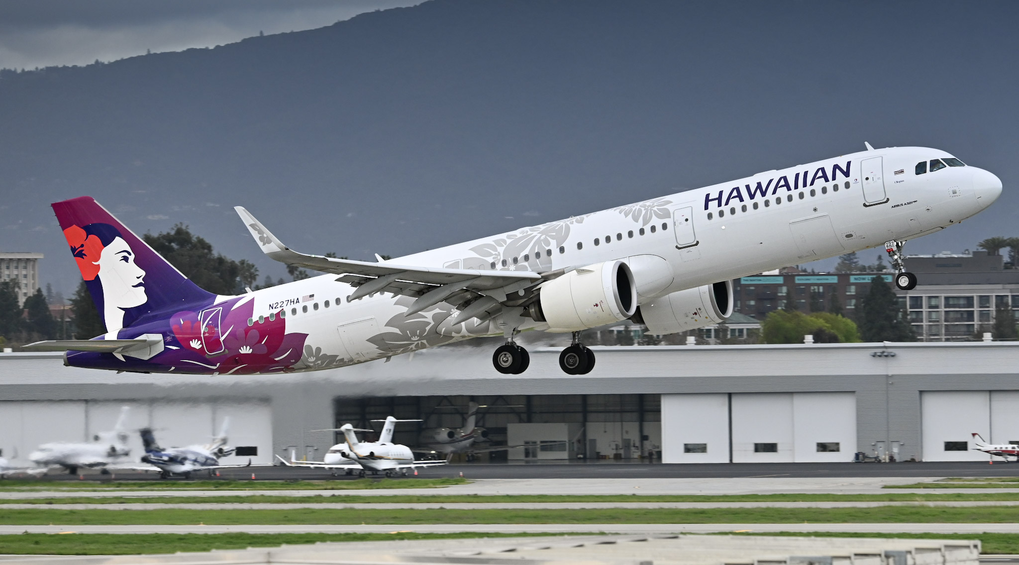 Full size: Hawaiian Airlines Airbus A321NEO N227HA at Norman Y Mineta San Jose International Airport